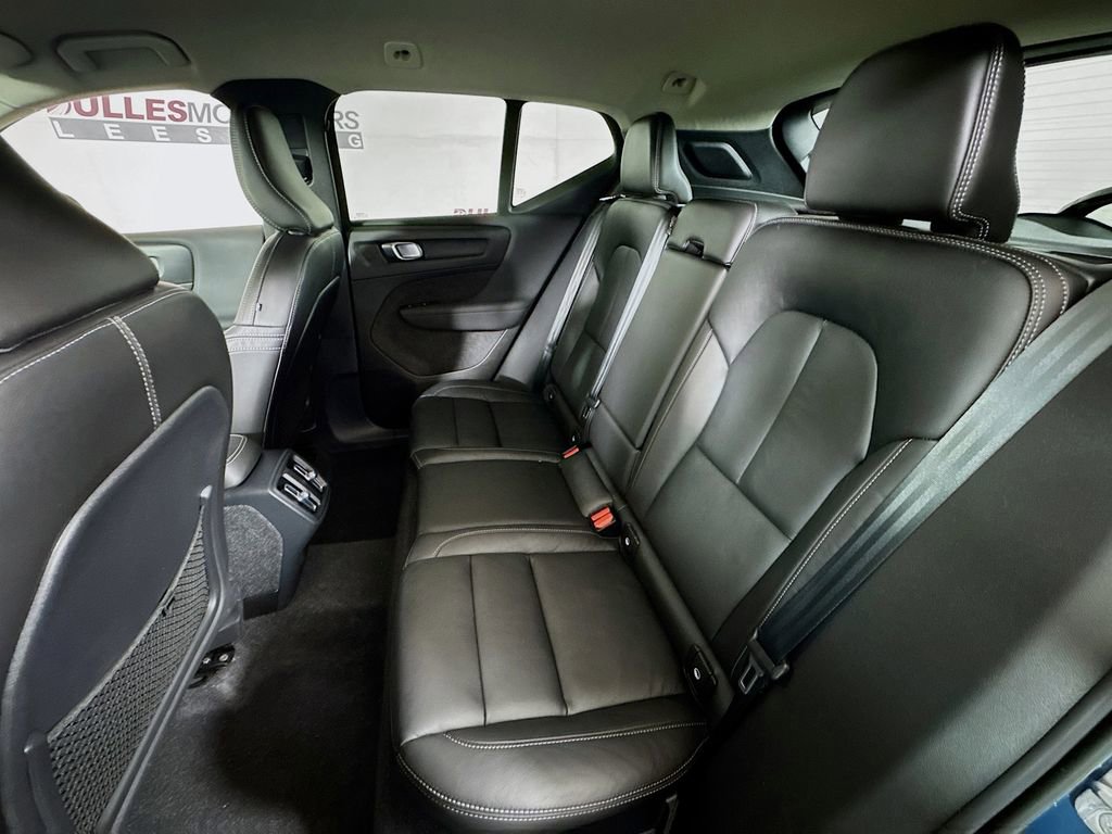 Used 2023 Volvo XC40 B5 Core w/ Convenience Package image 24