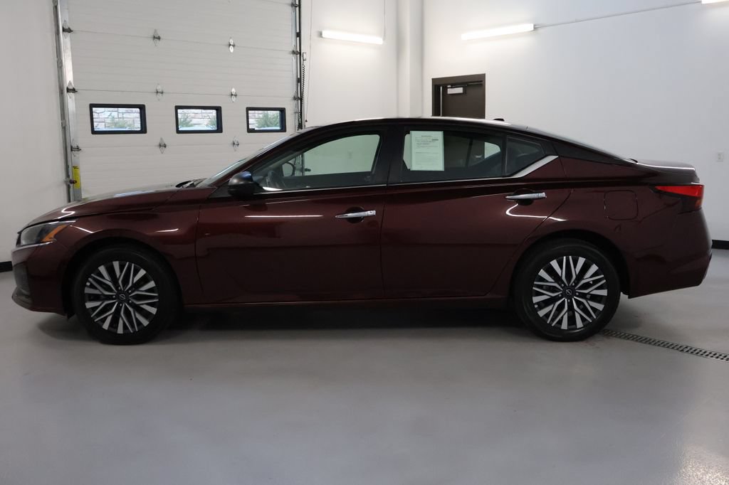 Used 2025 Nissan Altima 2.5 SV AWD/4WD image 4