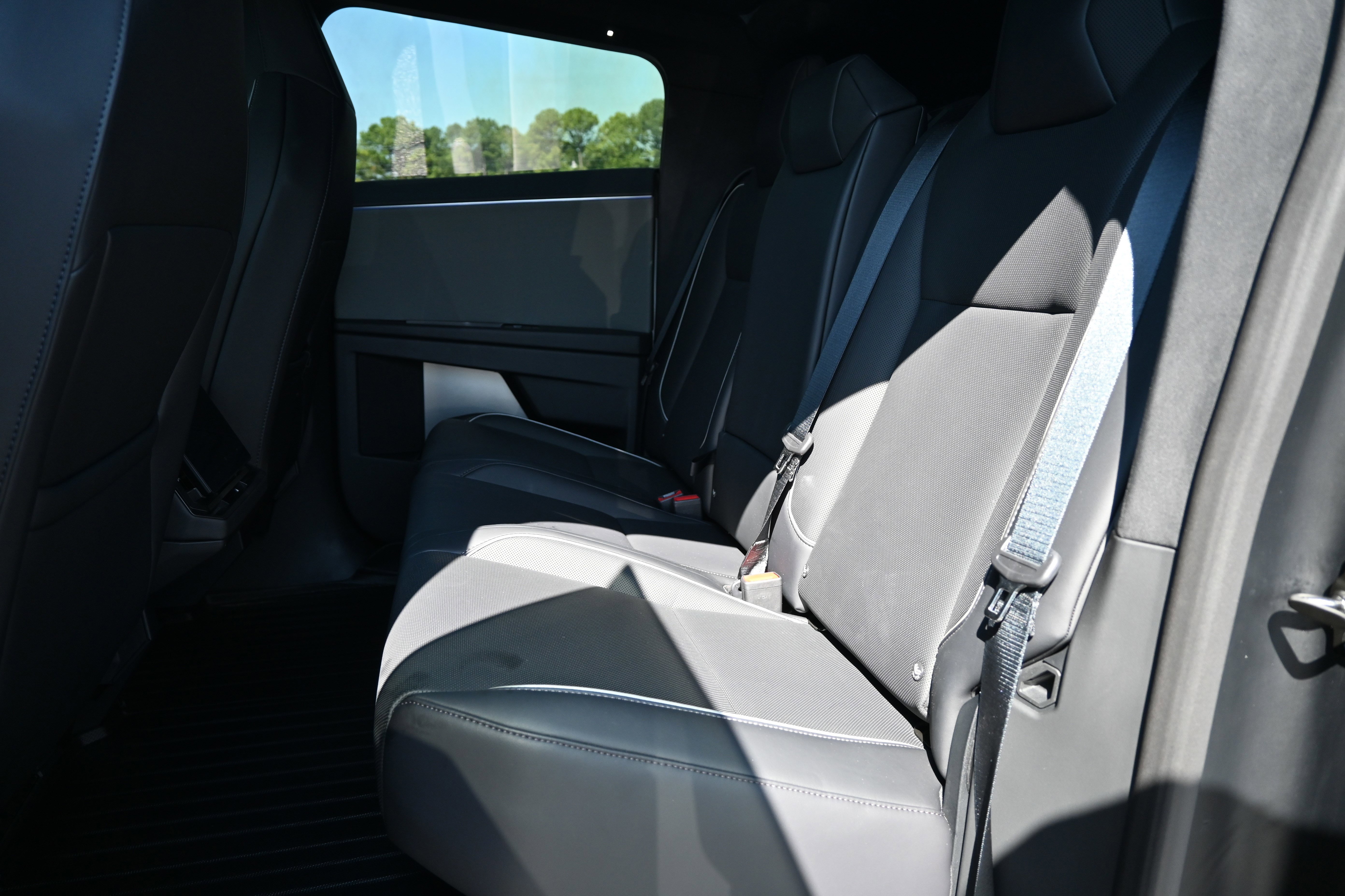 Used 2024 Tesla Cybertruck AWD Crew Cab image 27