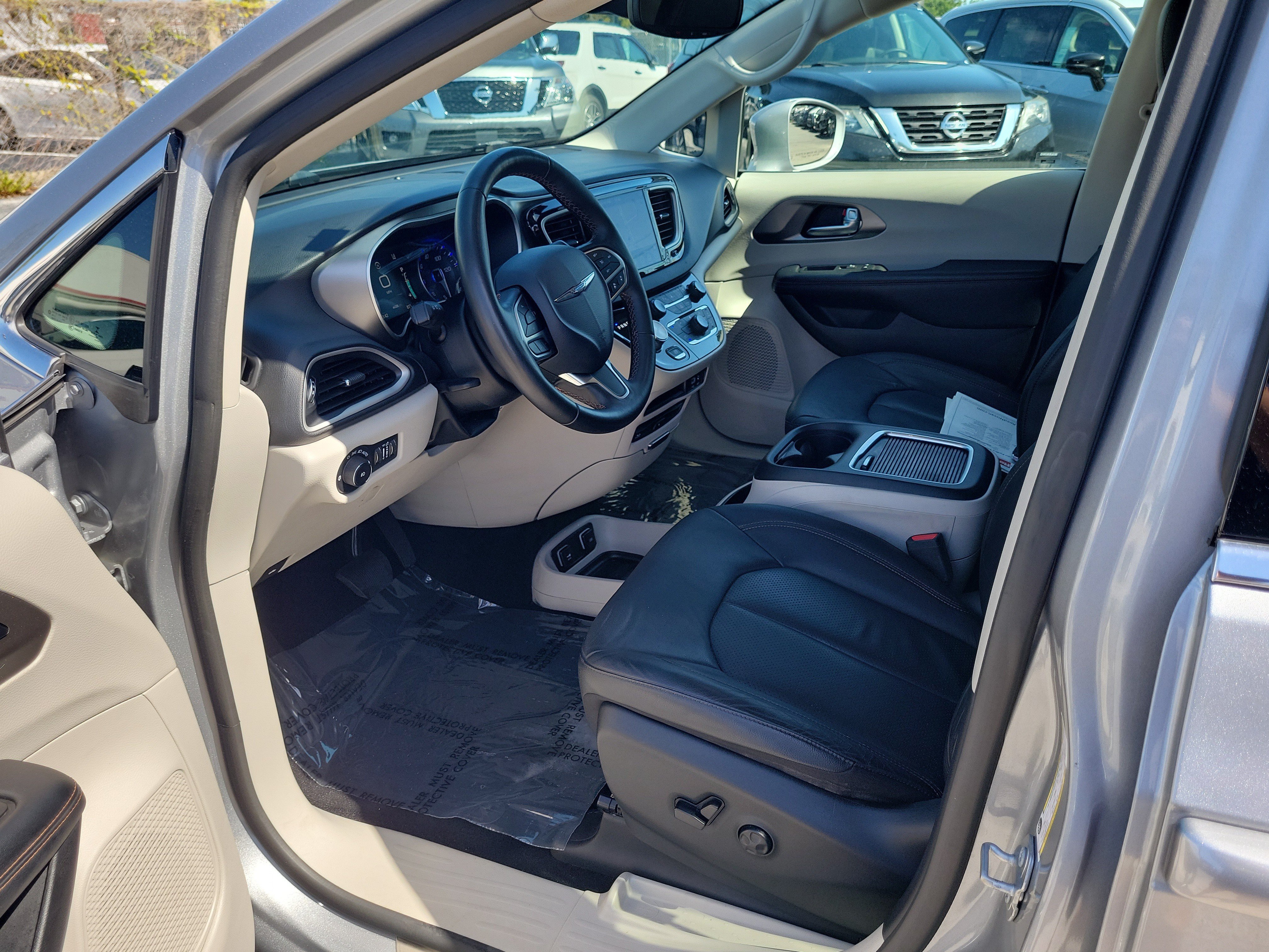 Used 2020 Chrysler Pacifica Touring-L Plus w/ Advanced Safetytec Group FWD image 13
