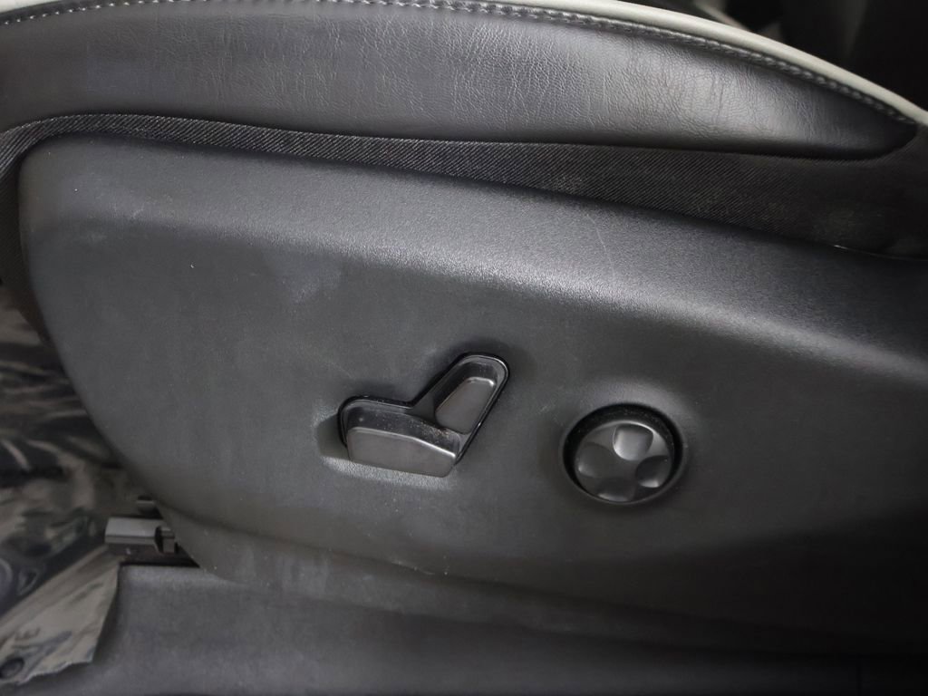 Used 2024 Chrysler Pacifica Limited FWD image 33