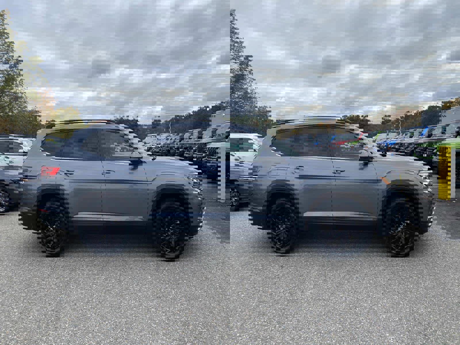 Used 2022 Volkswagen Atlas SE image 2