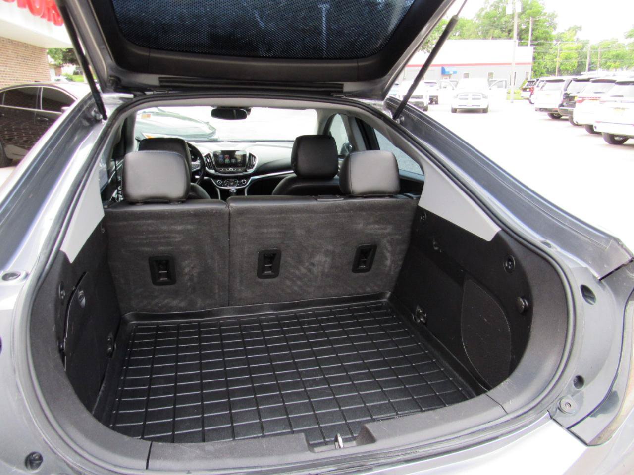 Used 2018 Chevrolet Volt Premier w/ Driver Confidence Package FWD image 38