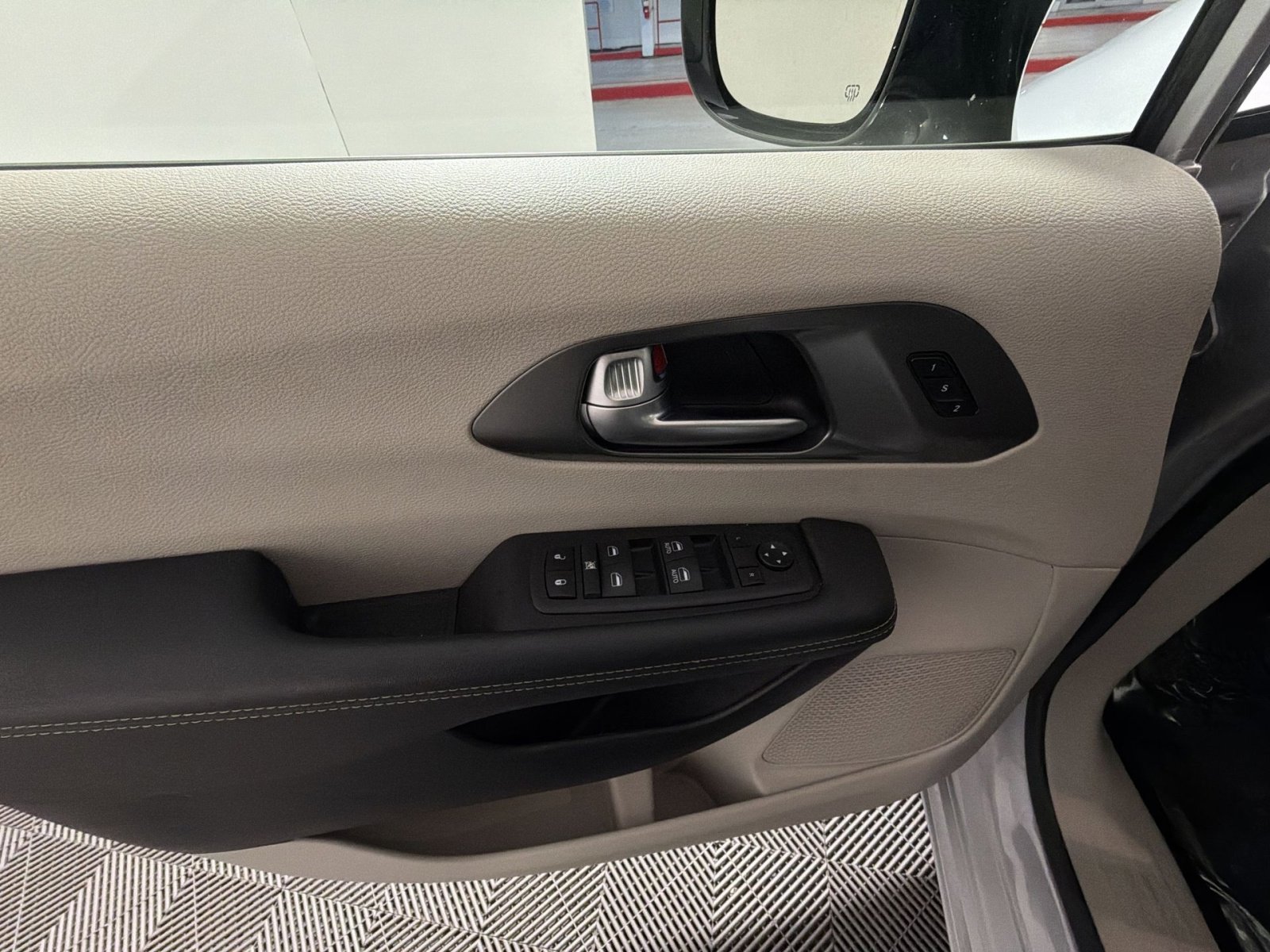 Used 2024 Chrysler Pacifica Touring-L image 15