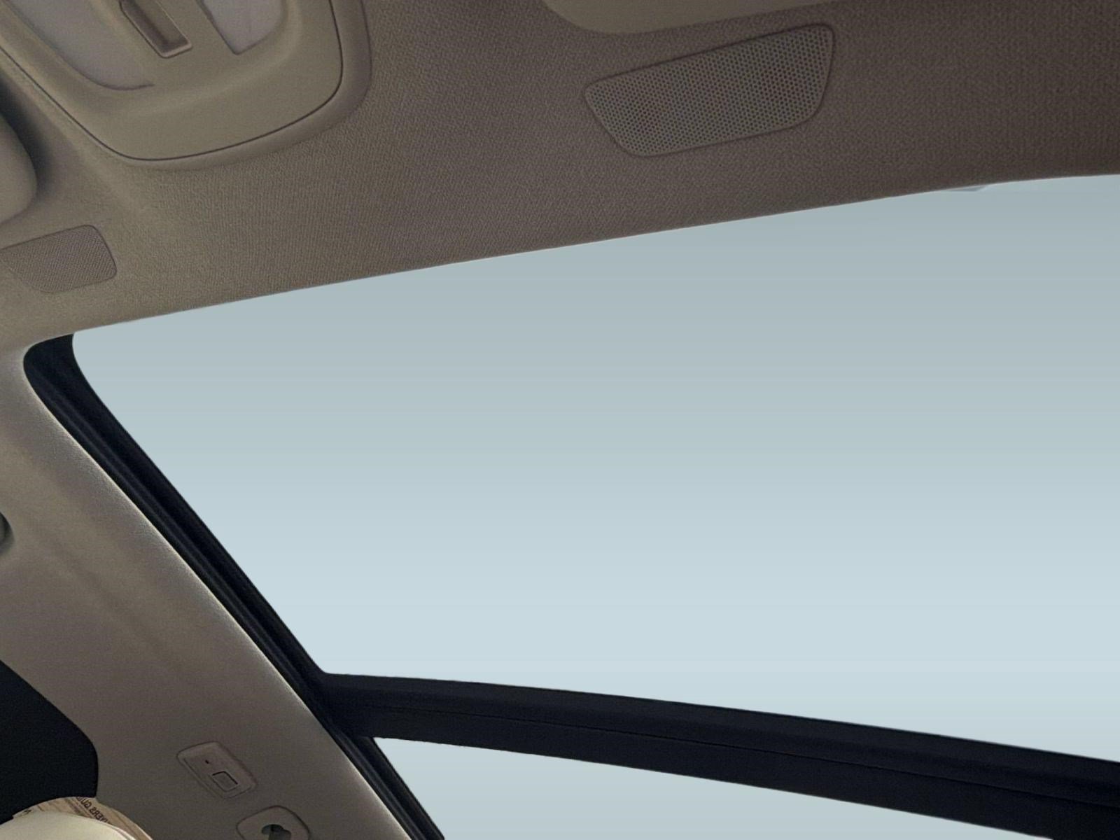Certified 2026 Volvo XC40 B5 Plus AWD/4WD image 15