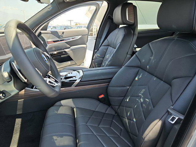 New 2025 BMW 750e xDrive w/ Premium Package image 15