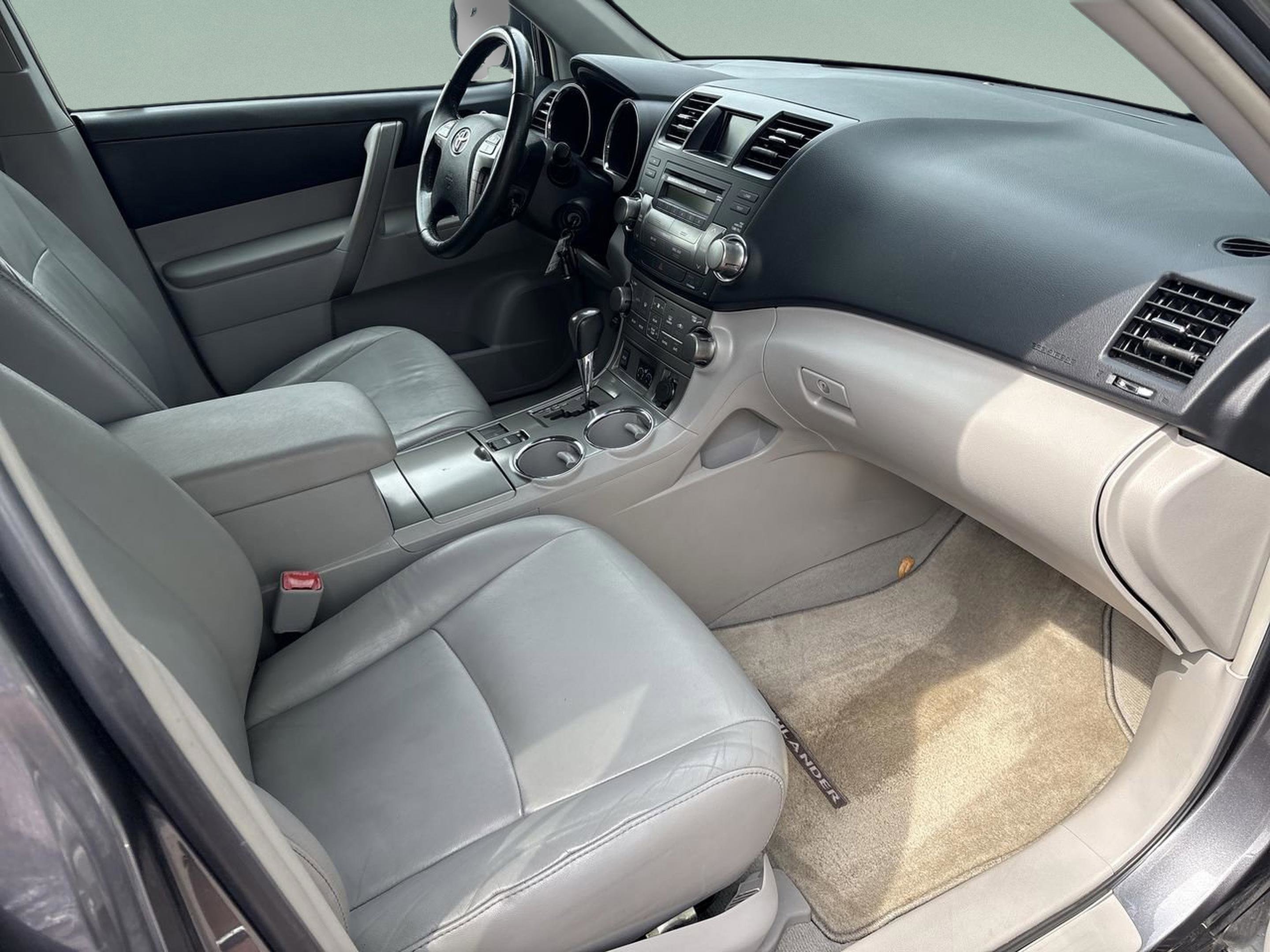 Used 2010 Toyota Highlander SE FWD image 19
