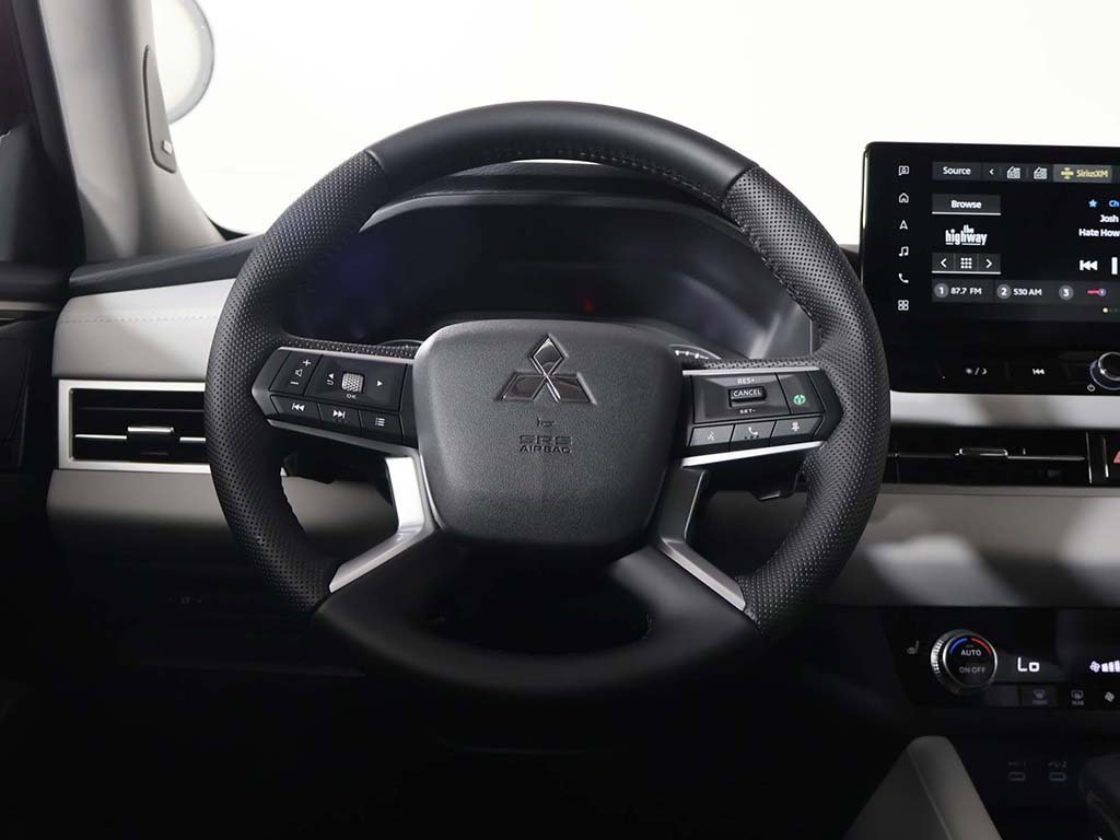 New 2025 Mitsubishi Outlander SE image 39
