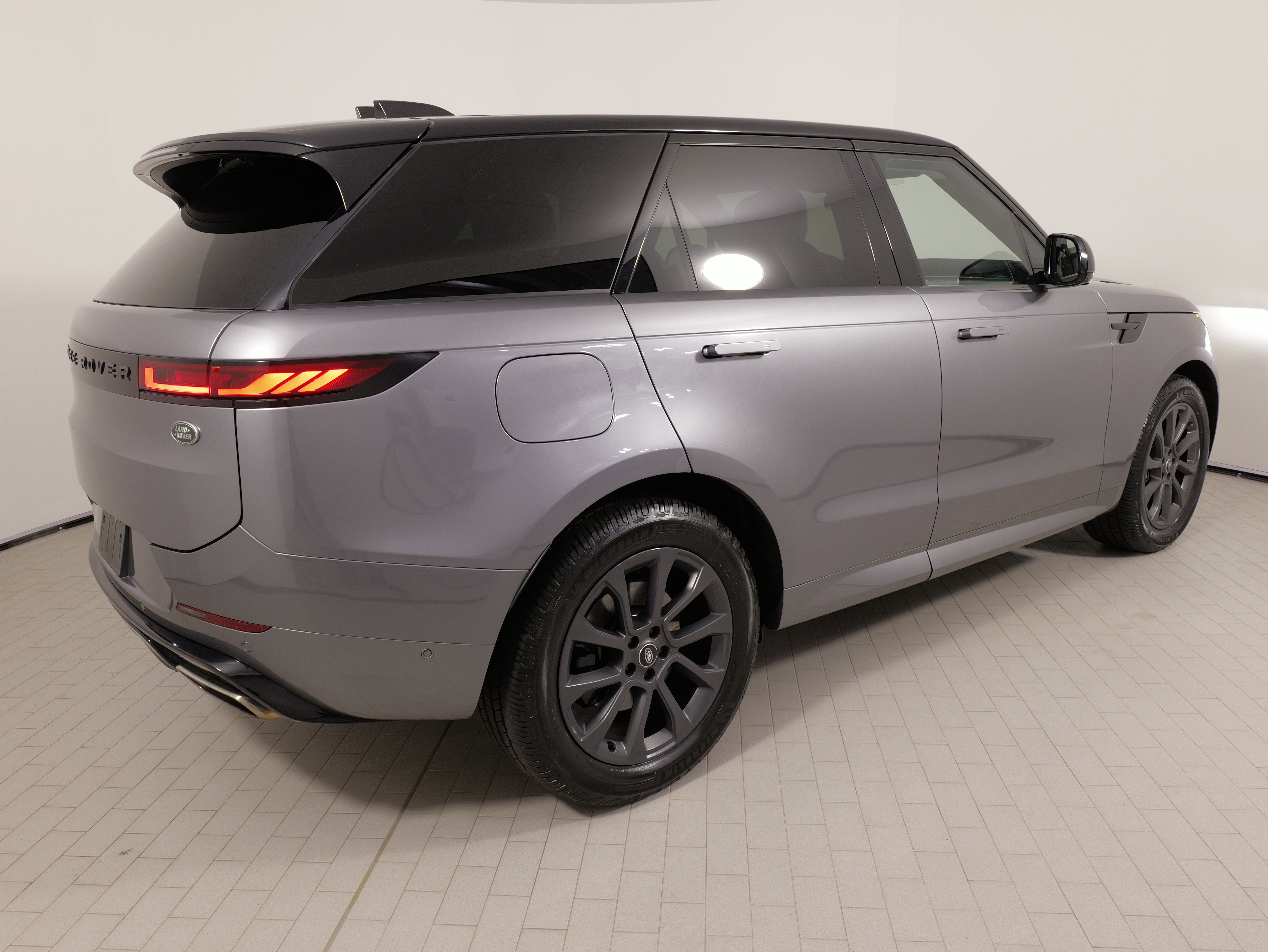 Used 2023 Land Rover Range Rover Sport SE Dynamic image 10