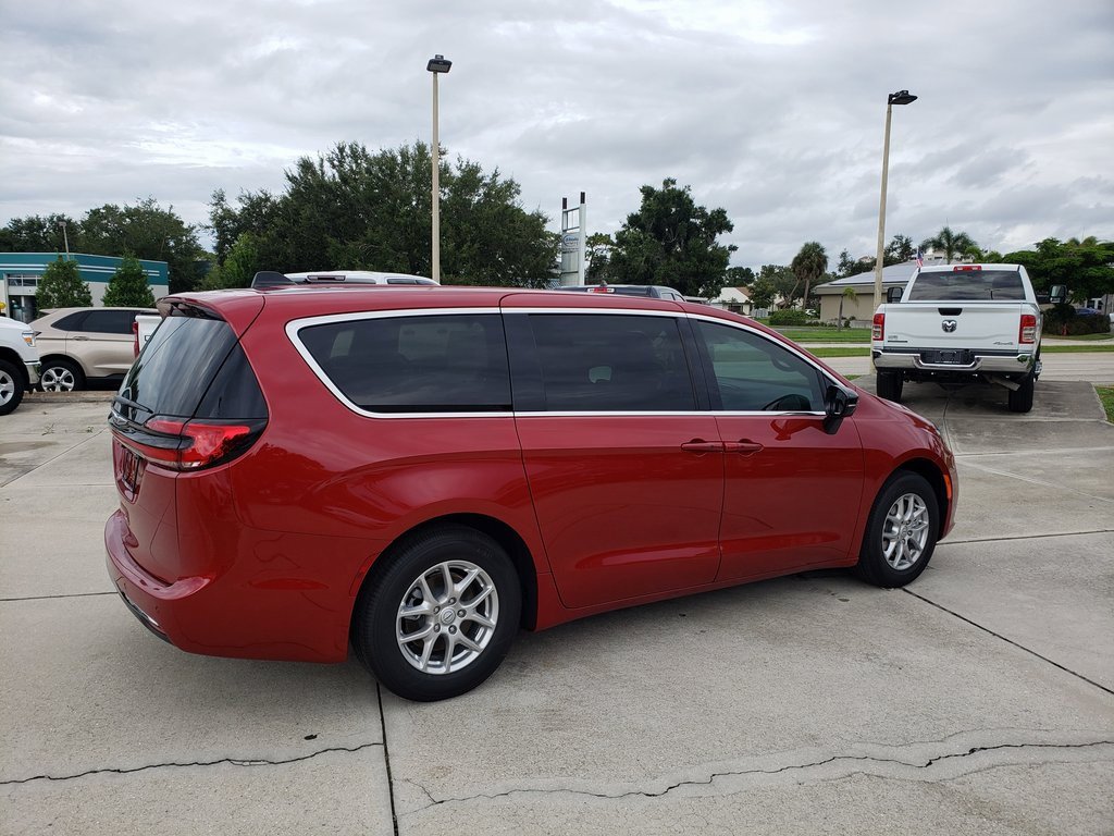 New 2026 Chrysler Pacifica Select image 6
