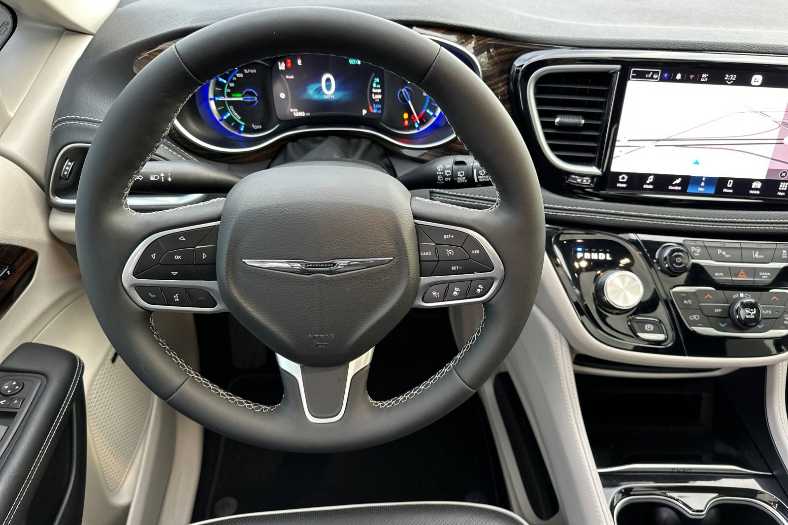 Used 2023 Chrysler Pacifica Limited w/ Uconnect Theater Family Group image 14