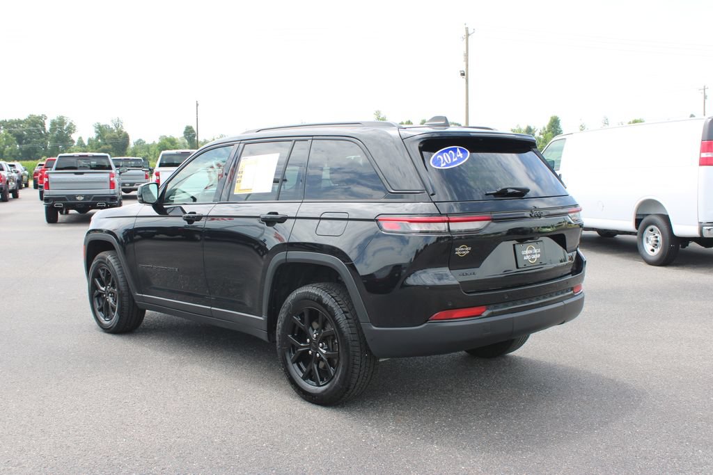 Used 2024 Jeep Grand Cherokee Altitude AWD/4WD image 7