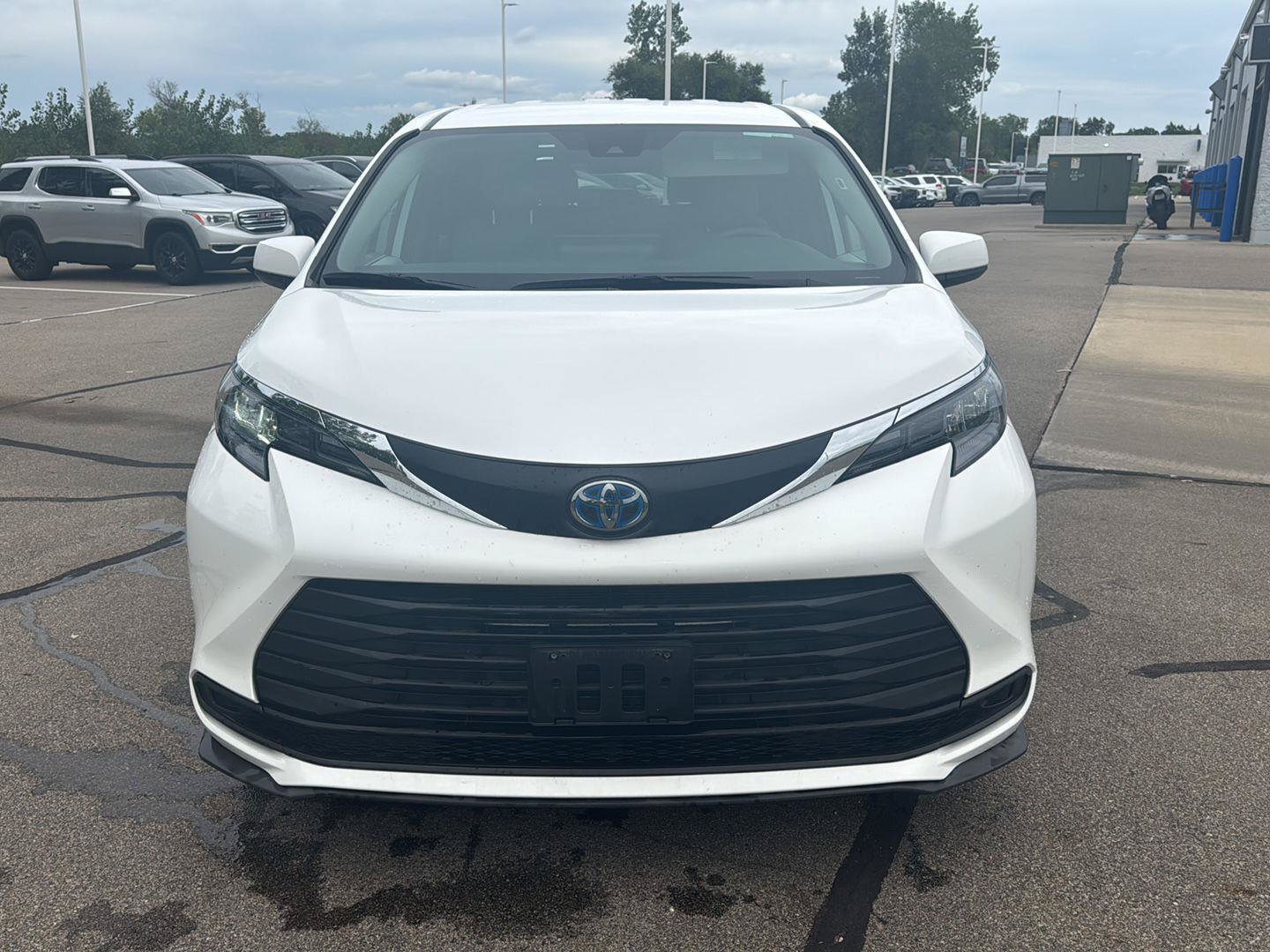 Used 2025 Toyota Sienna LE FWD image 8