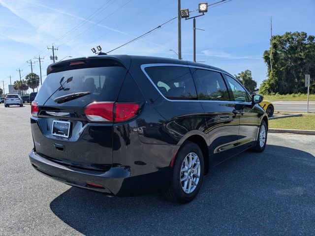 Used 2023 Chrysler Voyager LX image 3