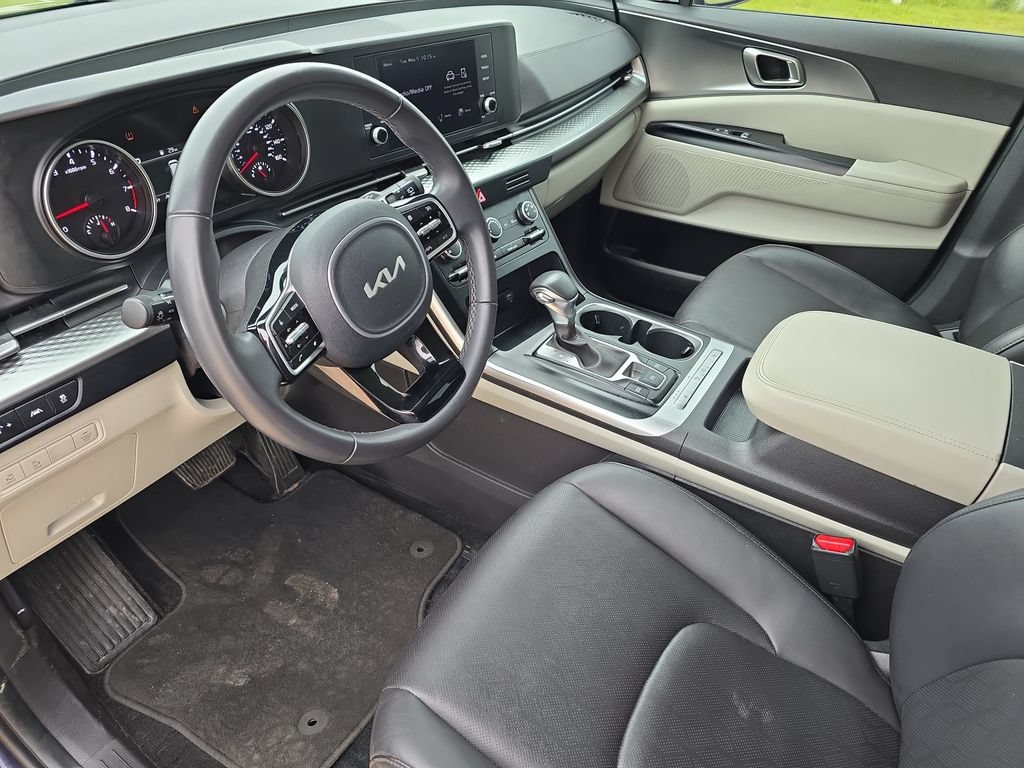 Used 2024 Kia Carnival LX FWD image 17