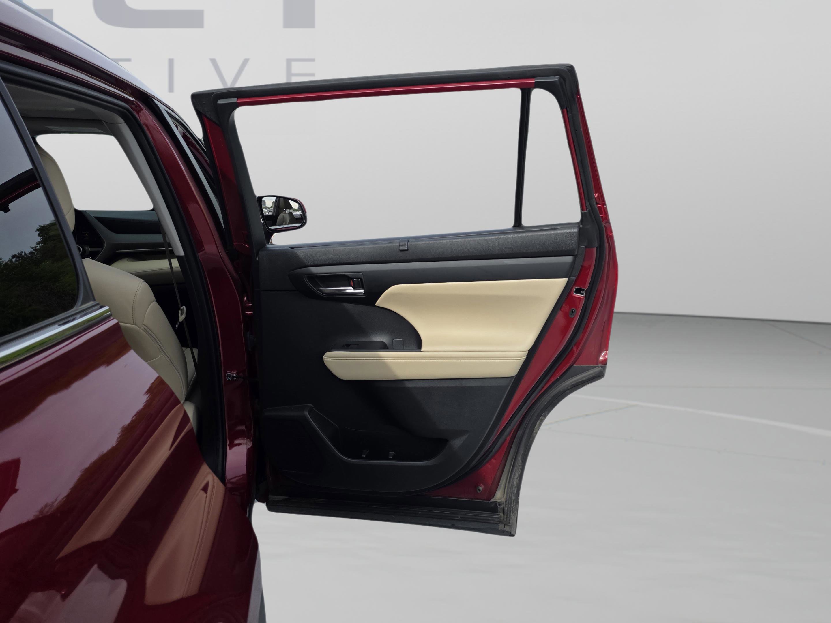 Used 2023 Toyota Highlander XLE image 22