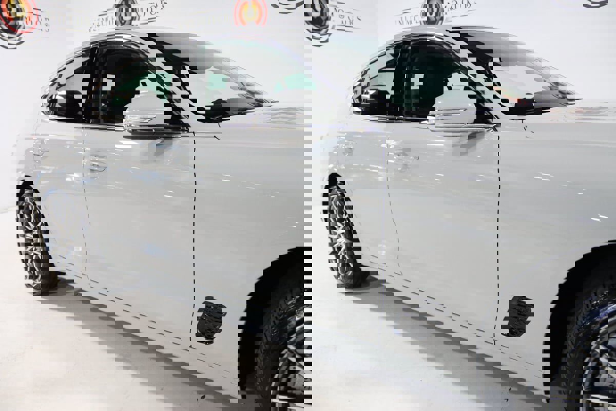 Used 2025 Genesis G70 2.5T image 8