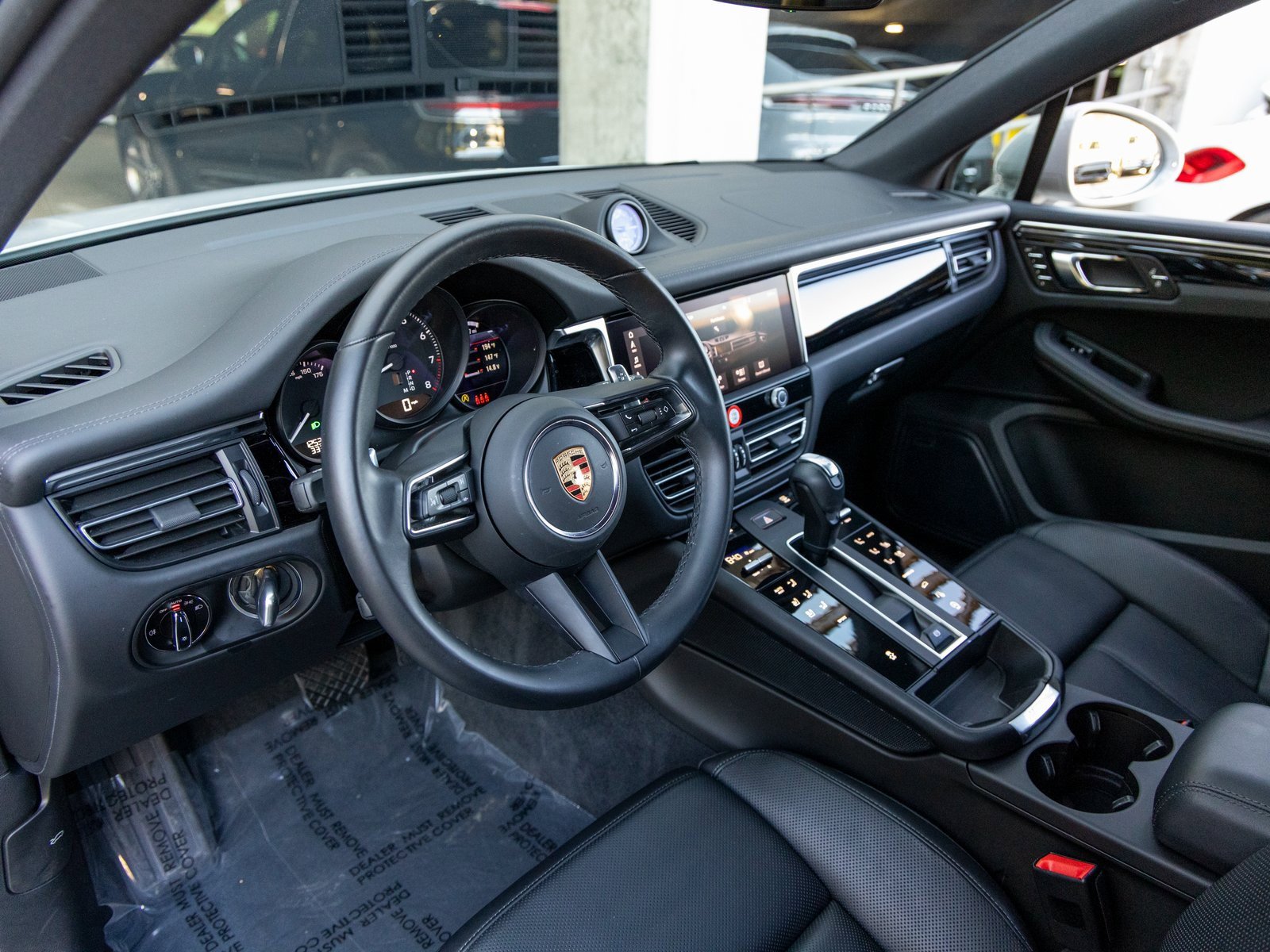 Certified 2024 Porsche Macan image 4