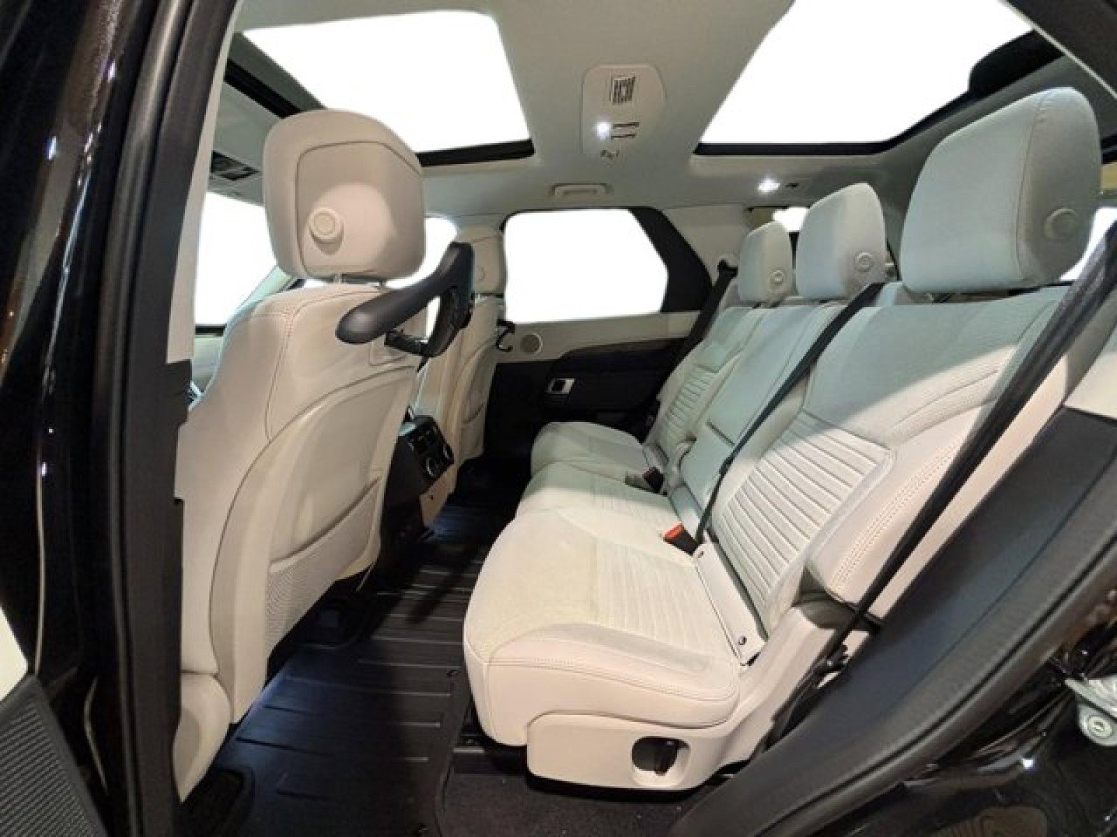 Certified 2024 Land Rover Discovery S image 15