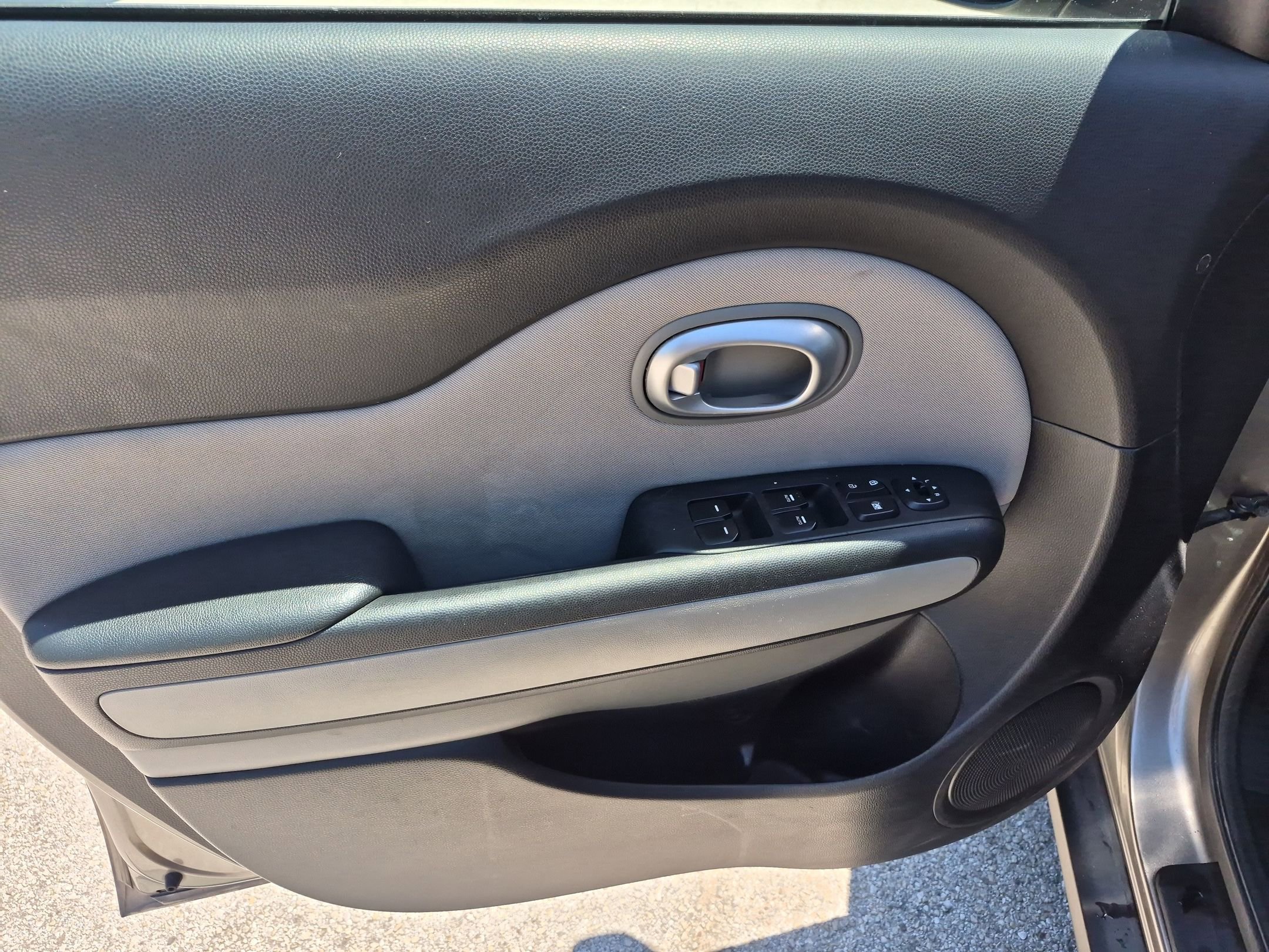 Used 2016 Kia Soul + FWD image 10