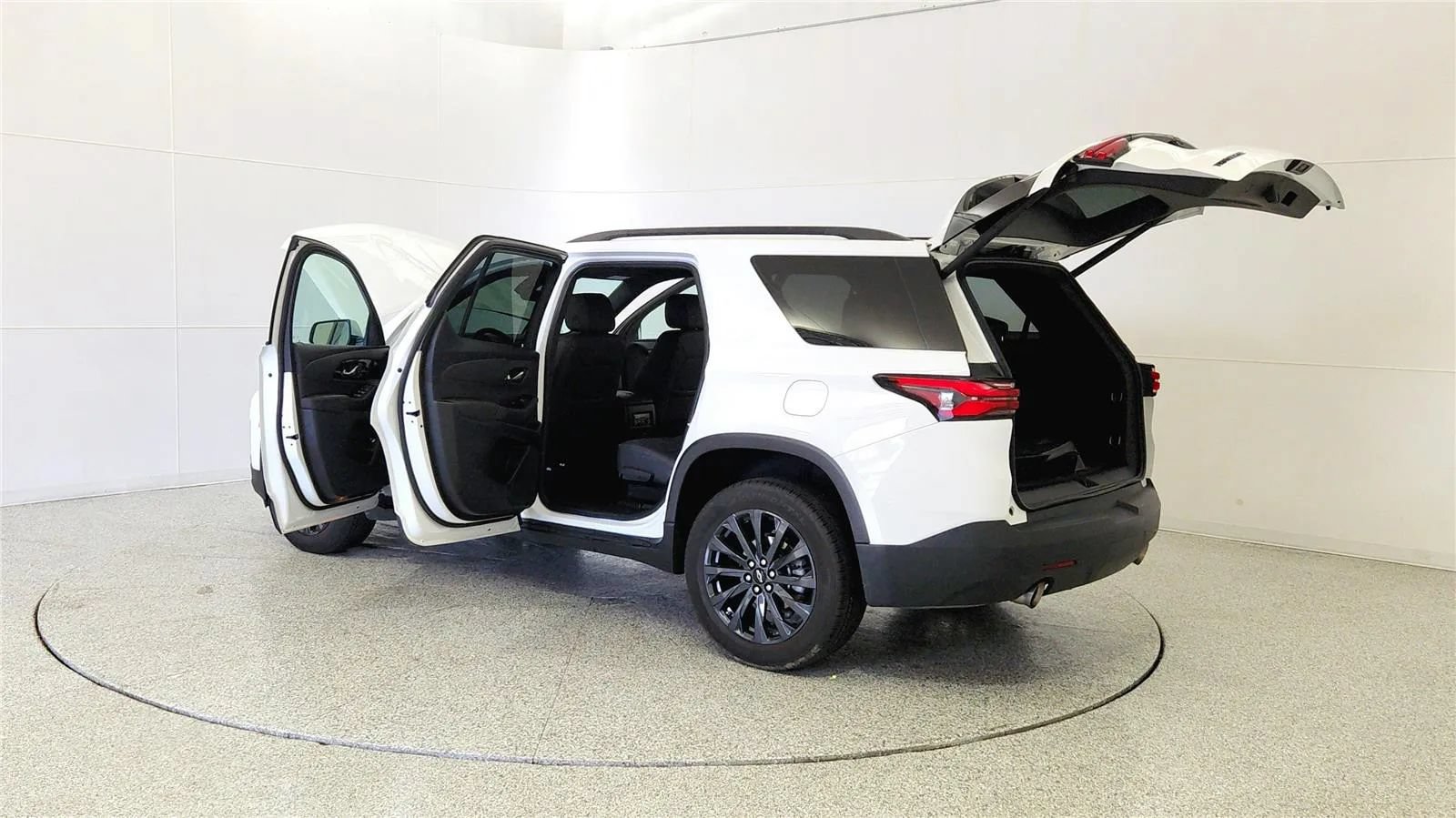 Used 2023 Chevrolet Traverse RS FWD image 11