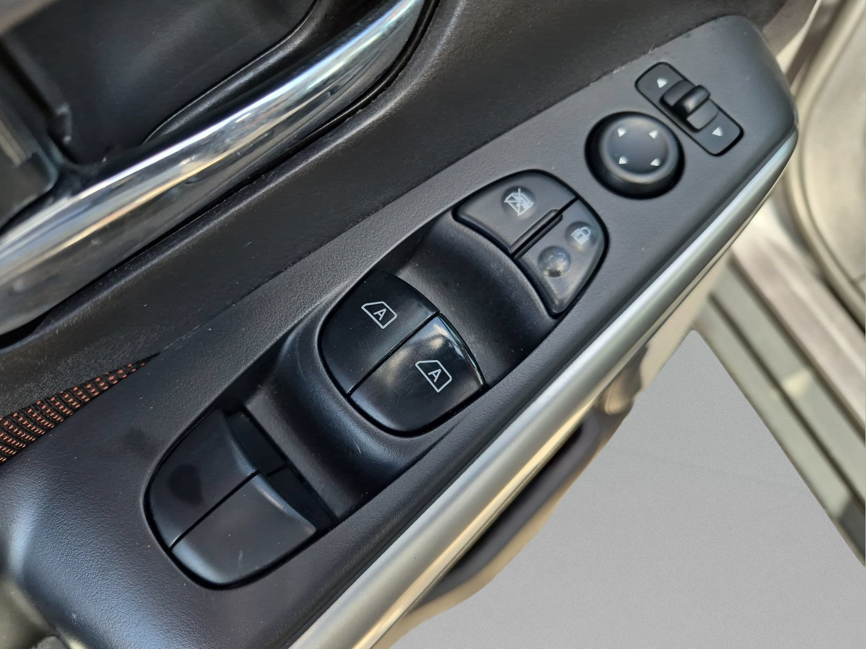 Used 2019 Nissan Kicks SR FWD image 15