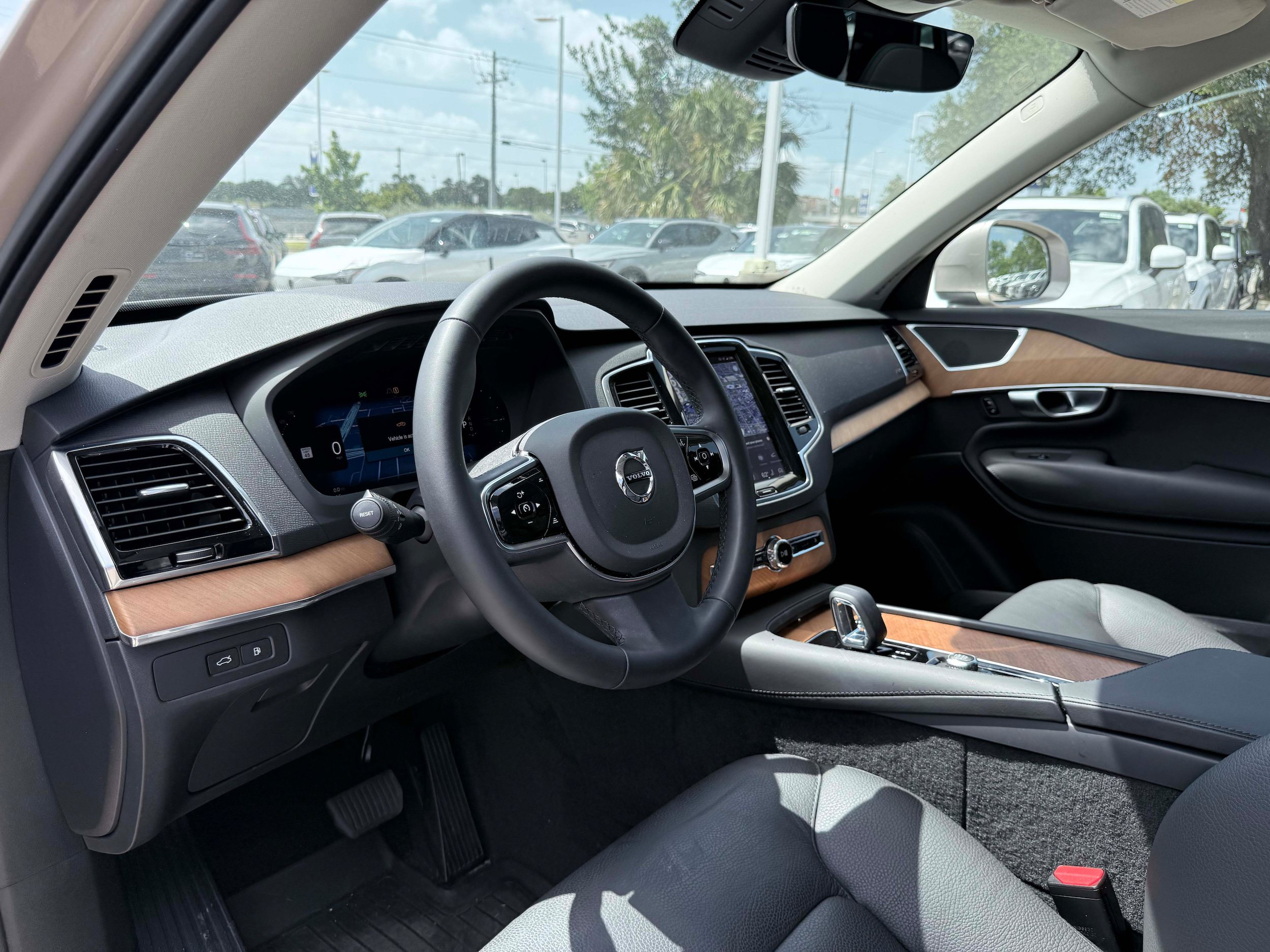 Certified 2024 Volvo XC90 T8 Plus w/ Protection Package Premier AWD/4WD image 11