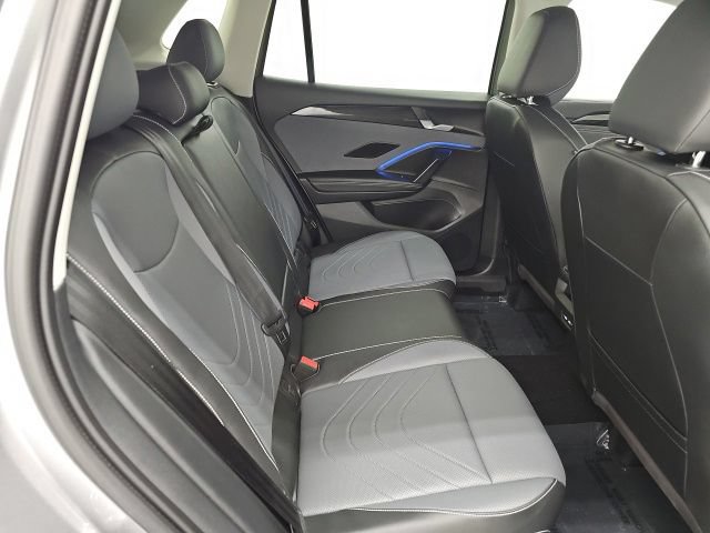 Used 2025 Volkswagen Tiguan SE AWD/4WD image 33