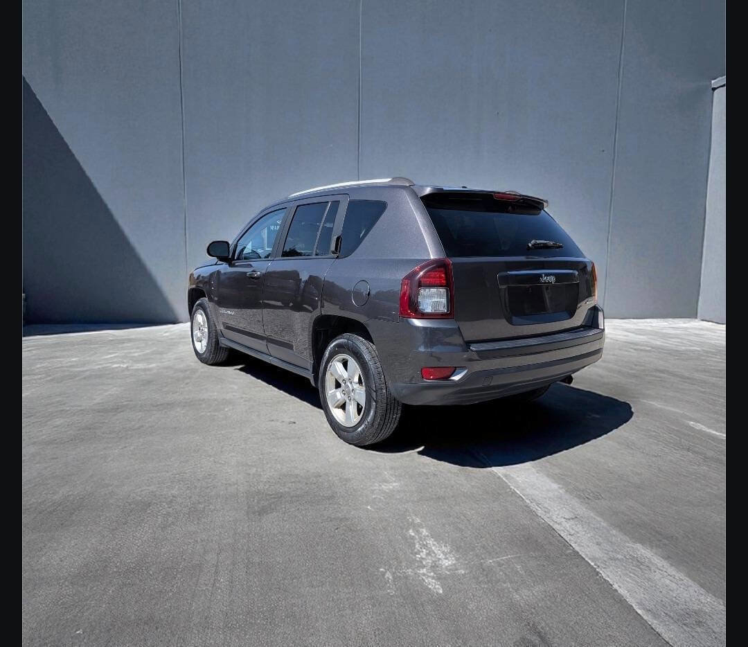 Used 2017 Jeep Compass Latitude image 4