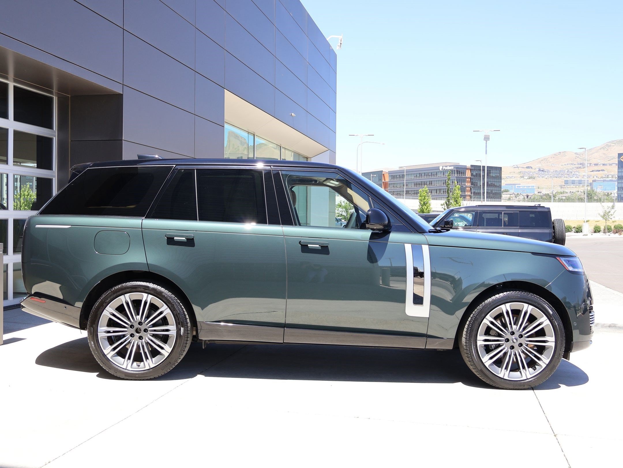 Certified 2025 Land Rover Range Rover SV AWD/4WD image 5