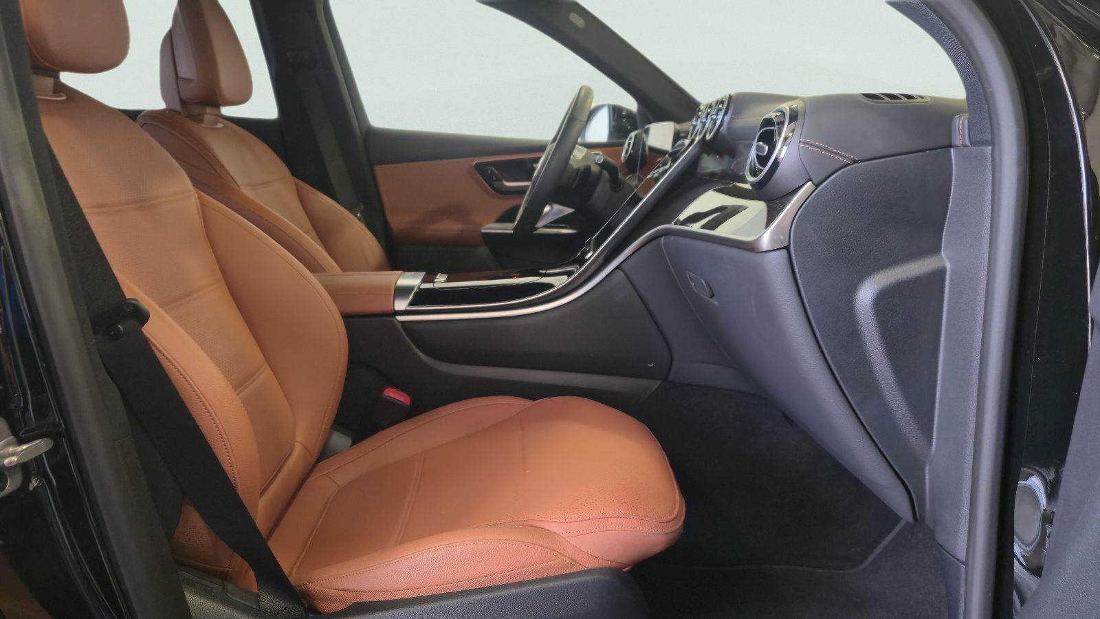 Used 2025 Mercedes-Benz GLC 300 4MATIC image 22