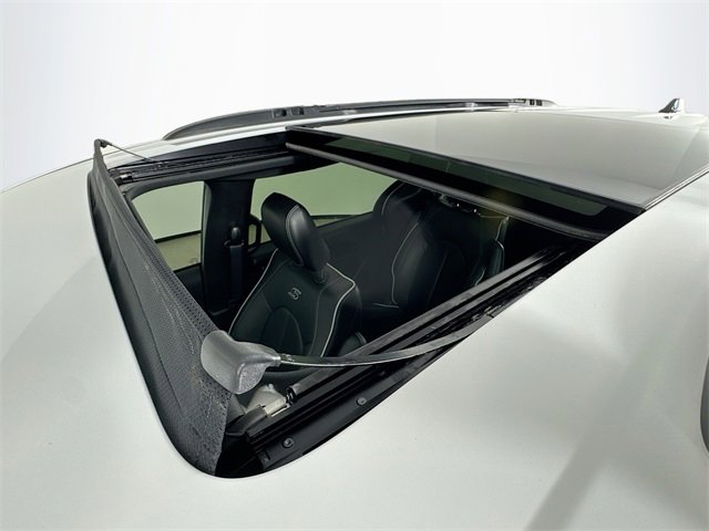 Used 2025 Chrysler Pacifica Premium image 14