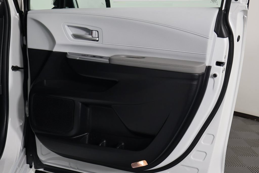 Used 2026 Toyota Sienna XLE FWD image 14