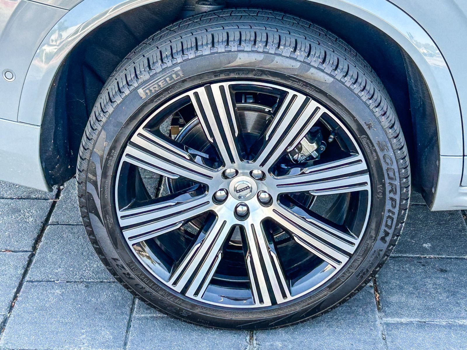 Used 2025 Volvo XC90 T8 Plus w/ Protection Package Premier AWD/4WD image 11