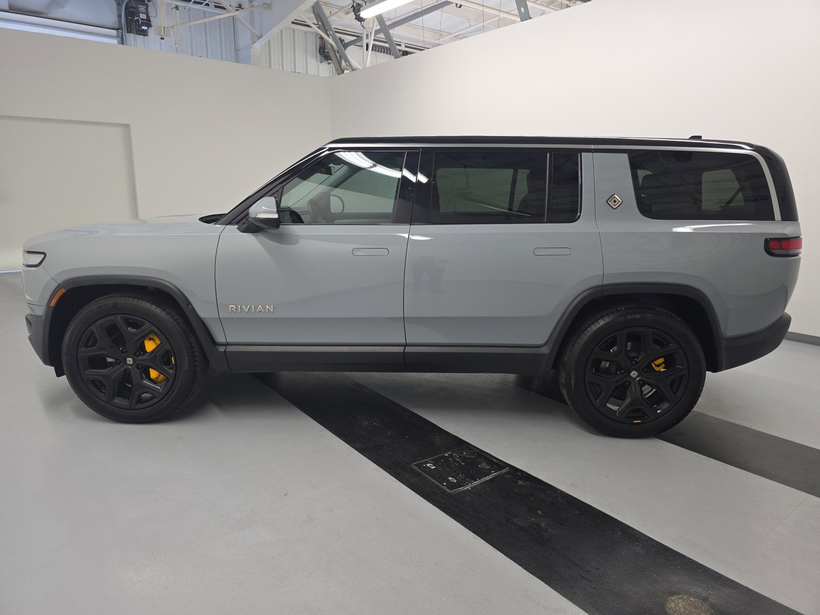 Used 2024 Rivian R1S Adventure AWD/4WD image 2