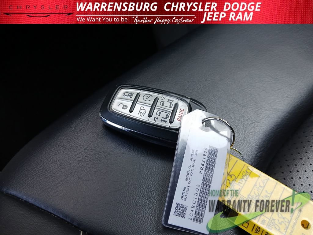 Used 2023 Chrysler Pacifica Touring-L image 31