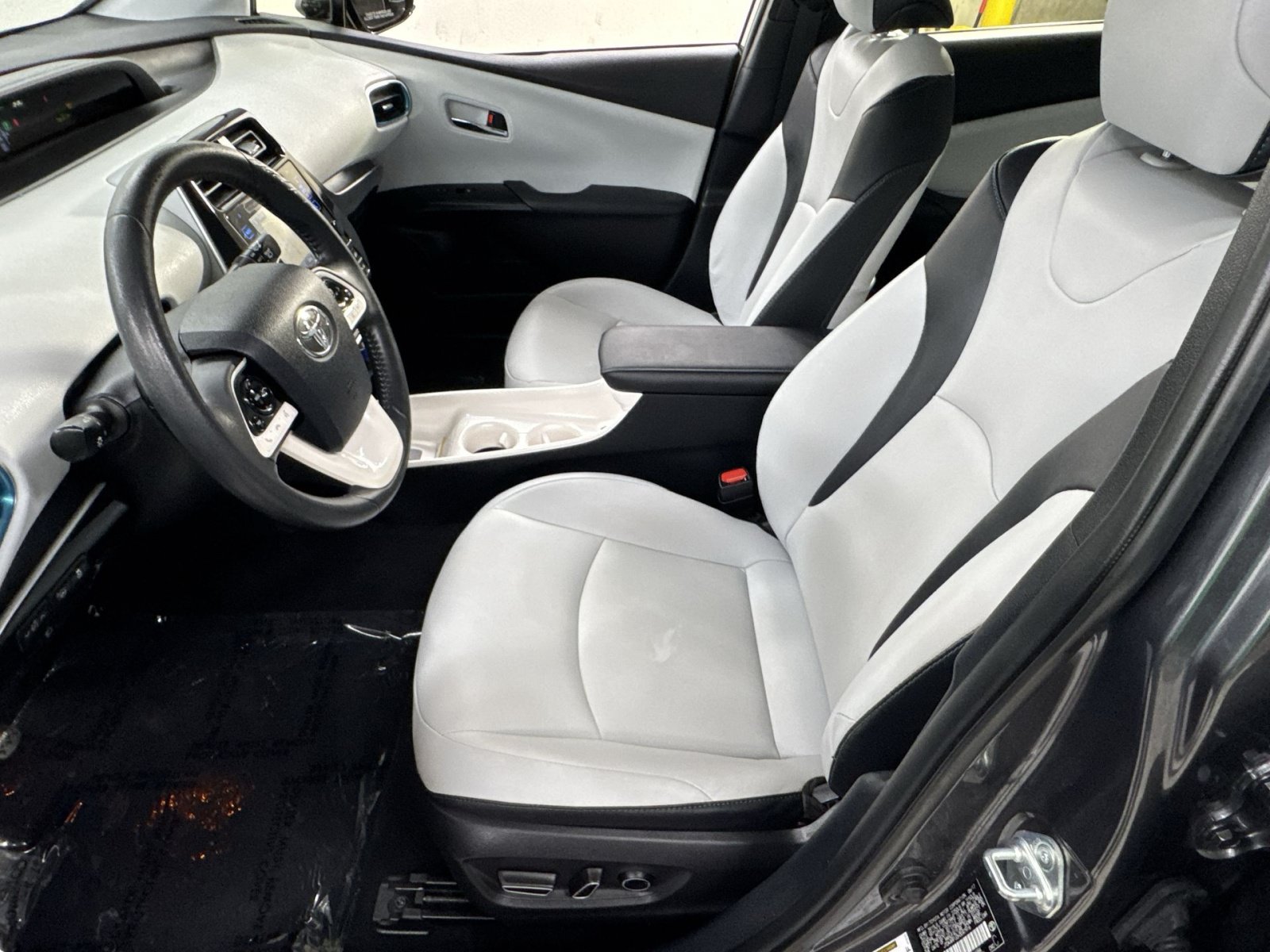 Used 2017 Toyota Prius Four FWD image 16