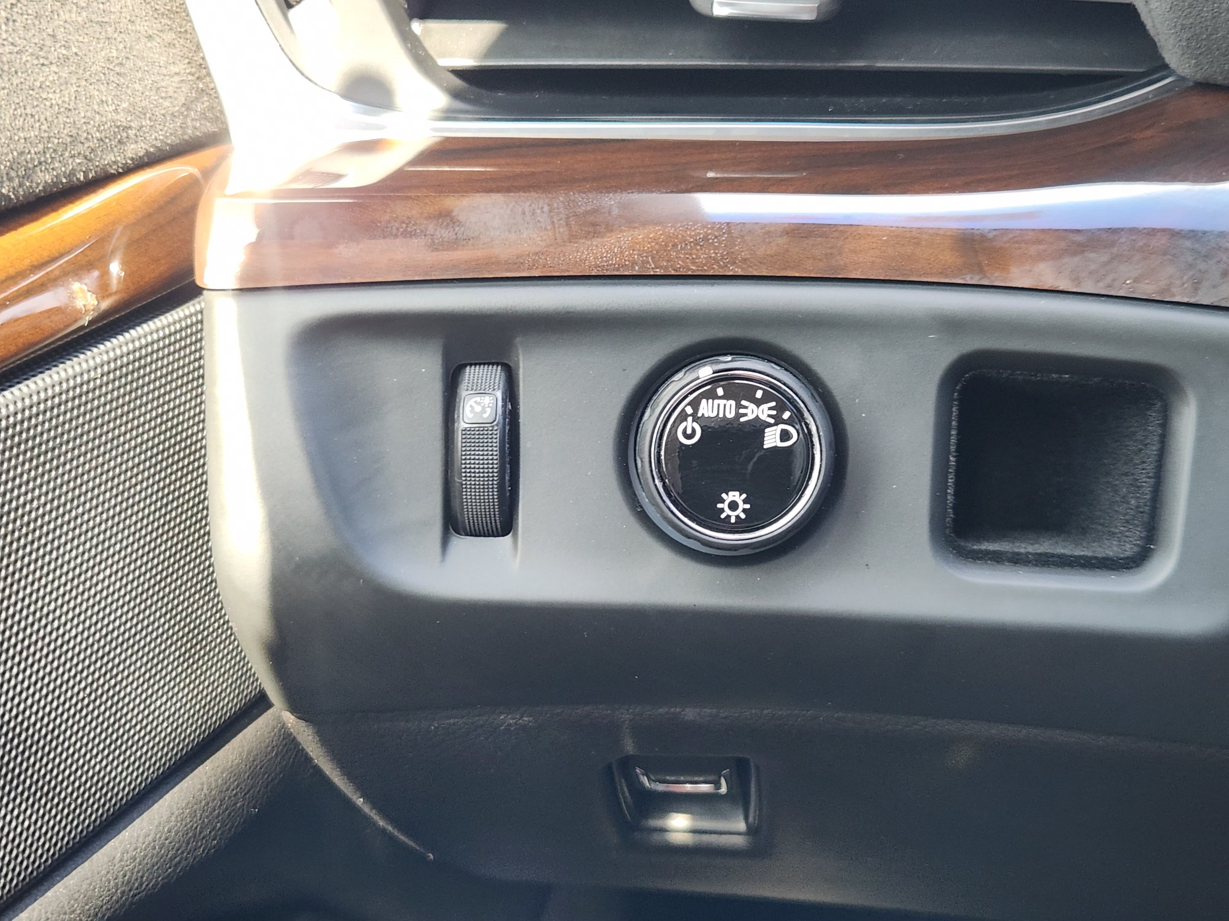 Used 2019 Cadillac Escalade Premium Luxury w/ Escalade Sport Edition RWD image 22