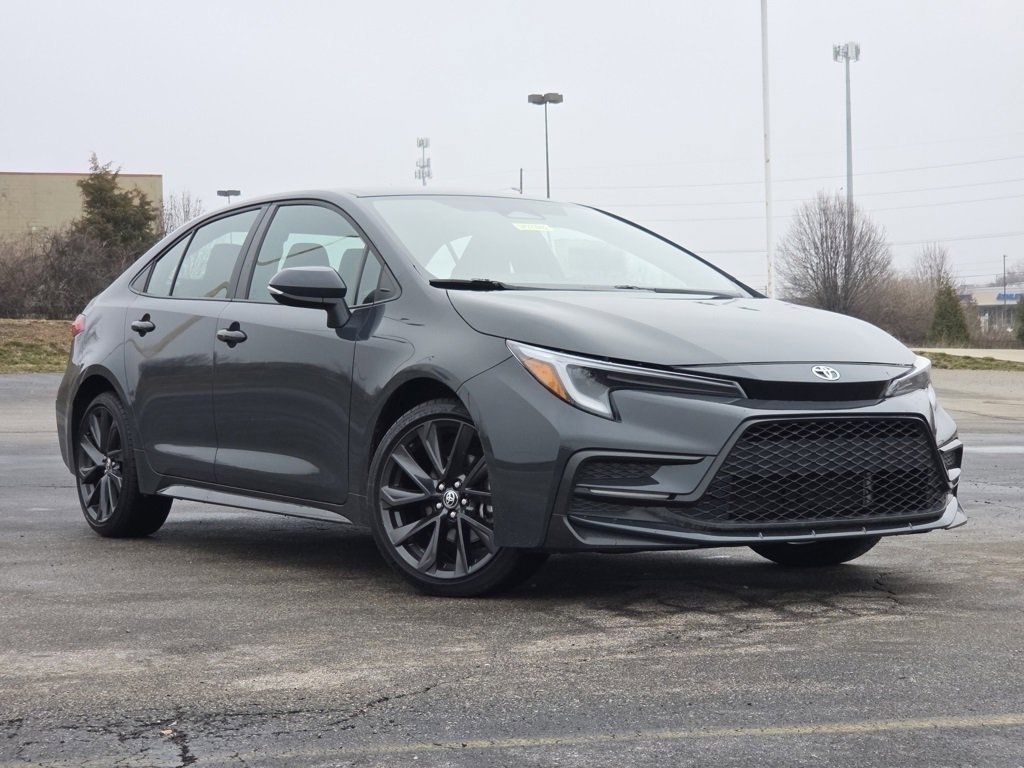 Used 2025 Toyota Corolla SE image 2