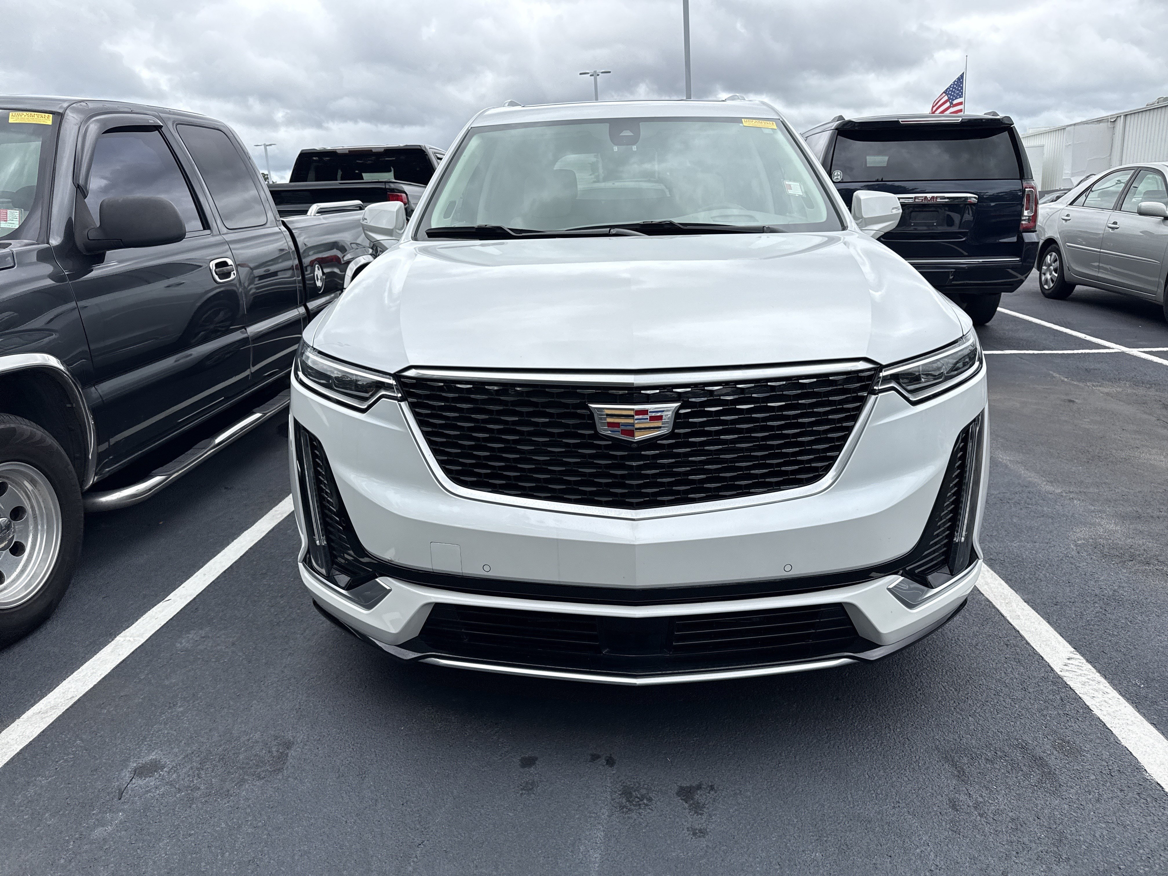 Used 2025 Cadillac XT6 Premium Luxury w/ Technology Package AWD/4WD image 3