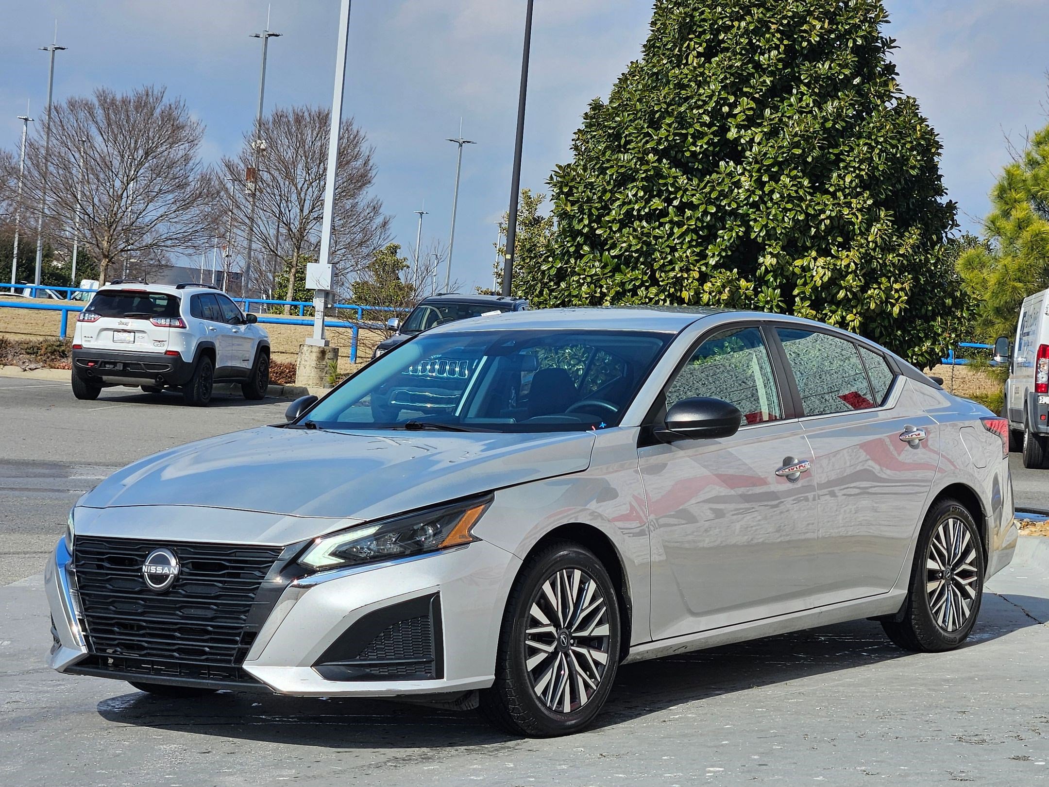 Used 2024 Nissan Altima 2.5 SV image 3