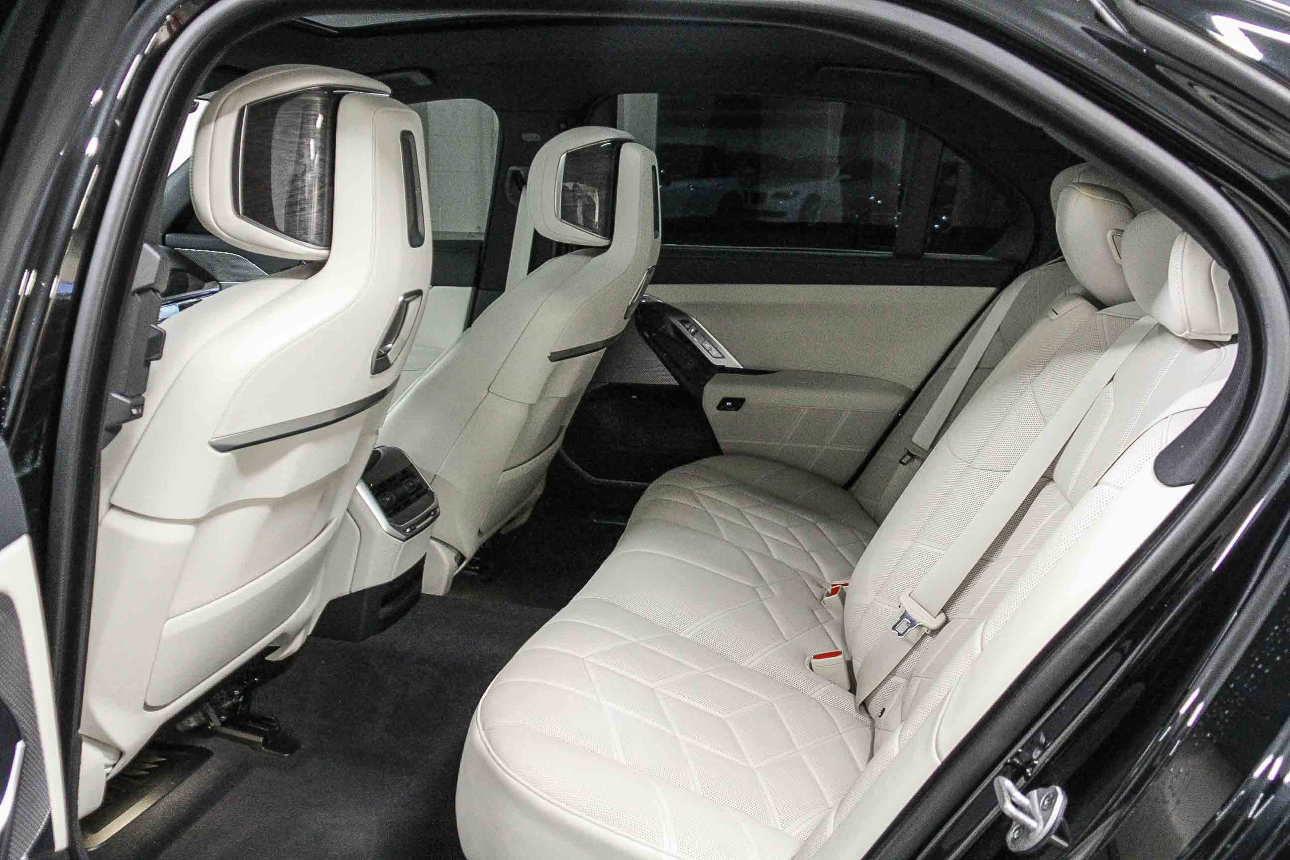 Certified 2024 BMW 760i xDrive w/ Executive Package AWD/4WD image 17