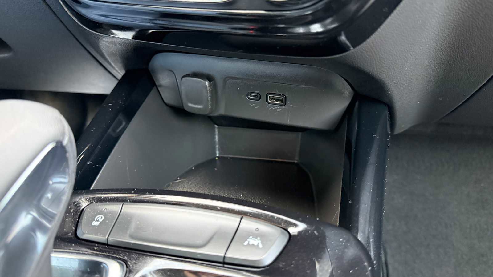 Used 2025 Chevrolet Trax LT w/ LT Convenience Package FWD image 25
