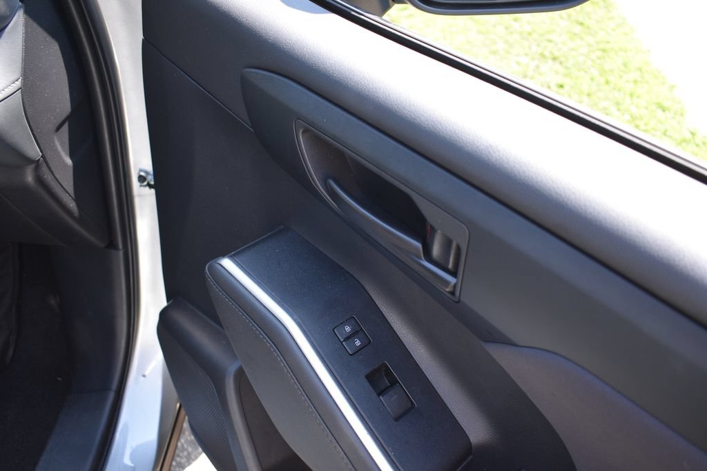 Used 2025 Toyota Highlander LE FWD image 21