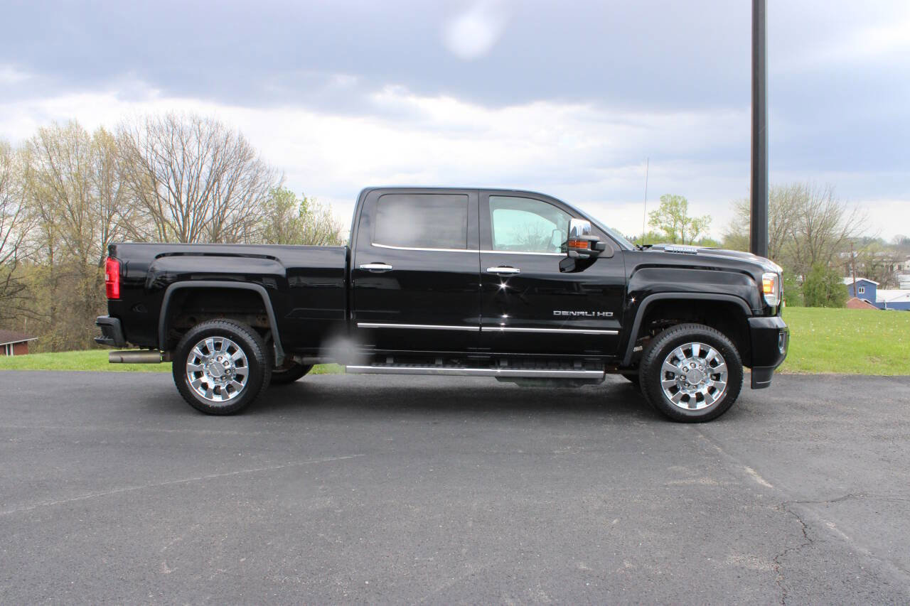Used 2017 GMC Sierra 2500 Denali w/ Duramax Plus Package AWD/4WD image 2