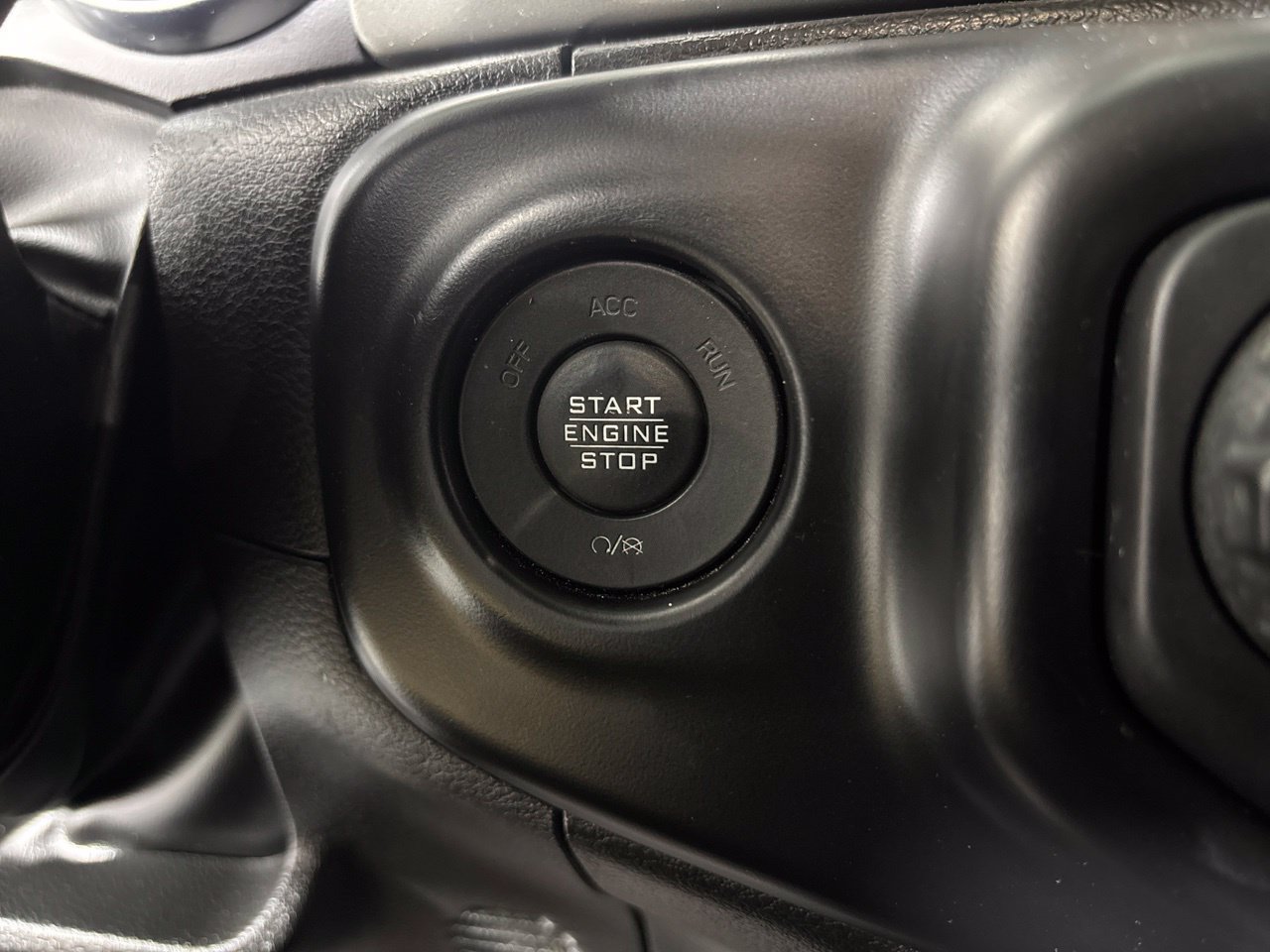 Used 2022 Jeep Wrangler Unlimited Sahara AWD/4WD image 12
