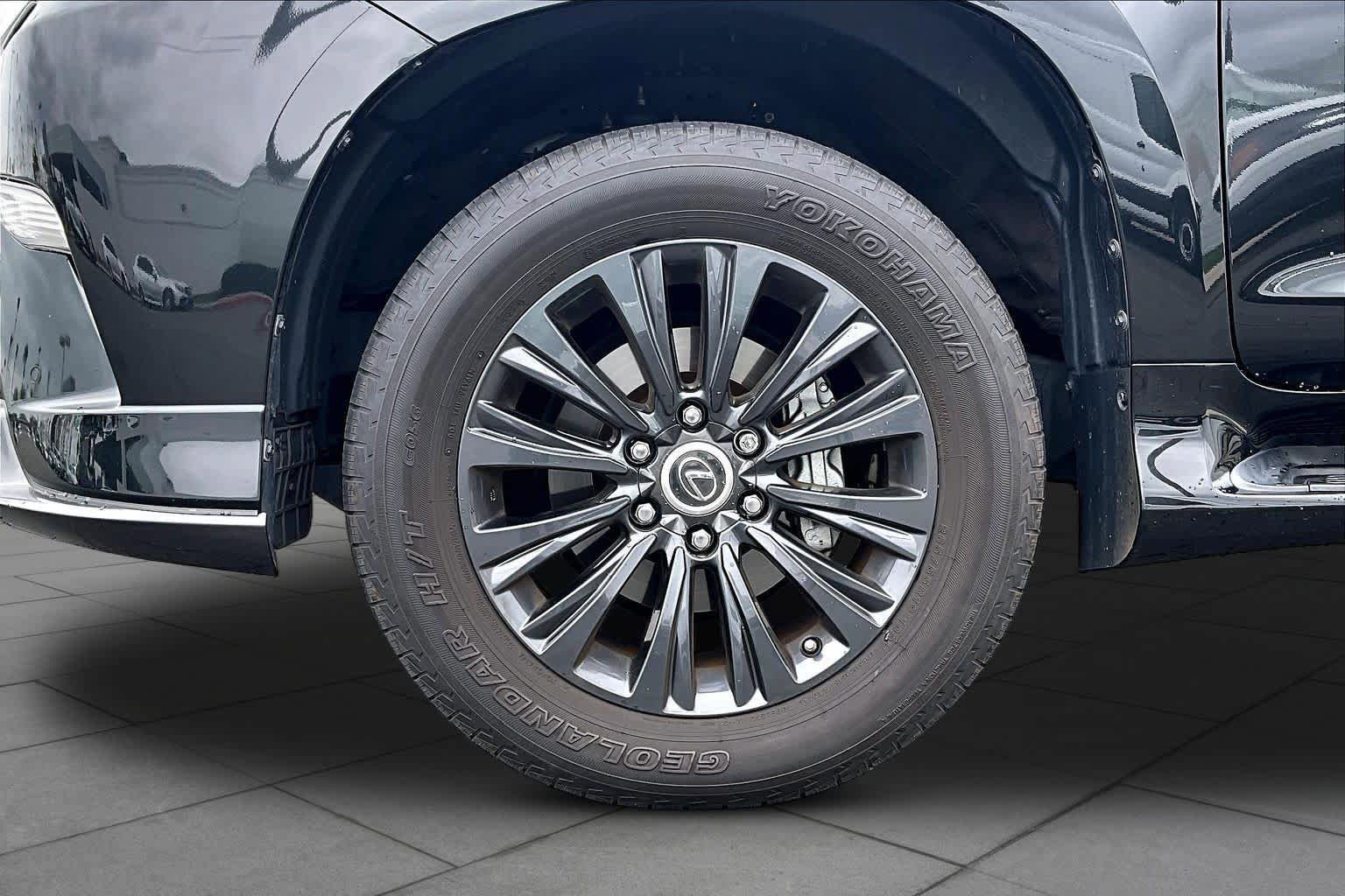 Used 2022 Lexus GX 460 Premium w/ Accessory Package AWD/4WD image 11
