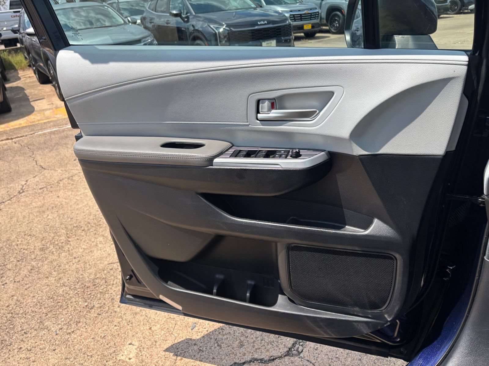 Used 2025 Toyota Sienna XLE FWD image 18