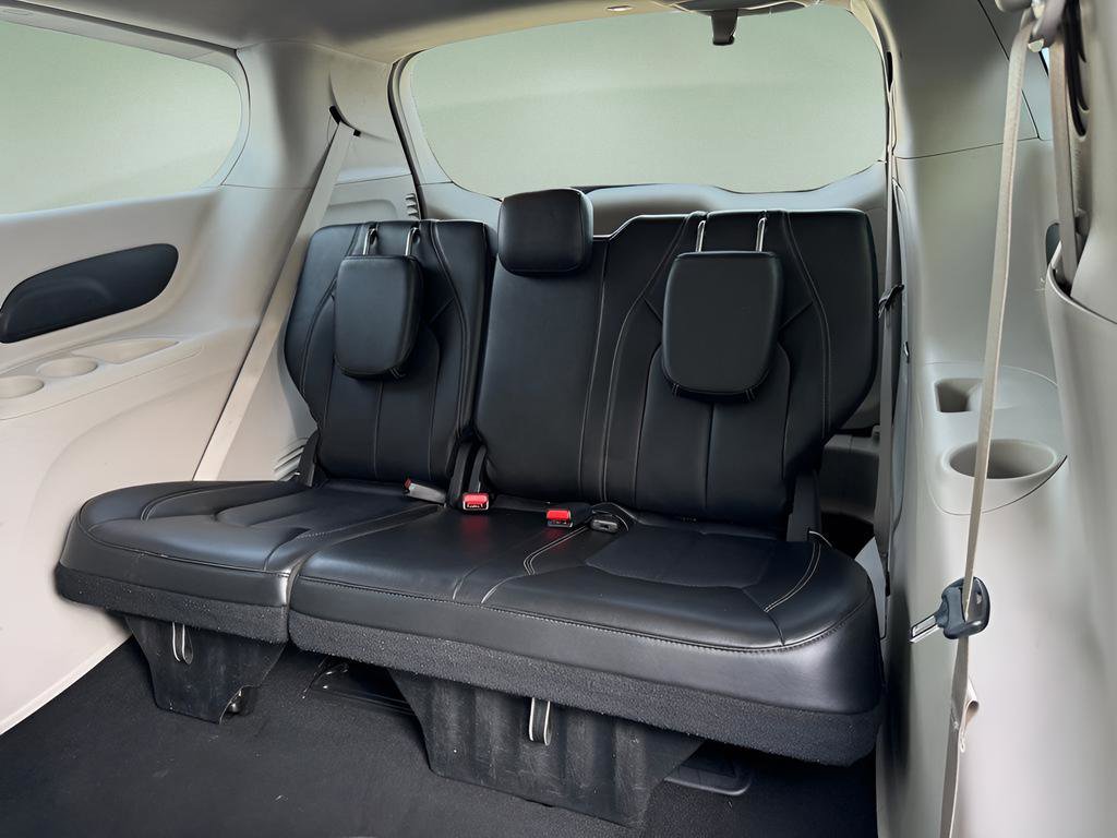 Used 2023 Chrysler Pacifica Touring-L image 10