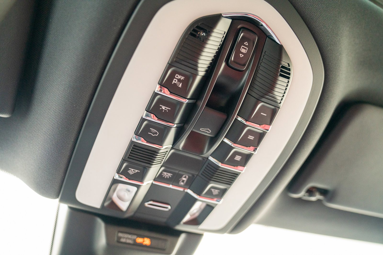 Certified 2025 Porsche Macan AWD/4WD image 20